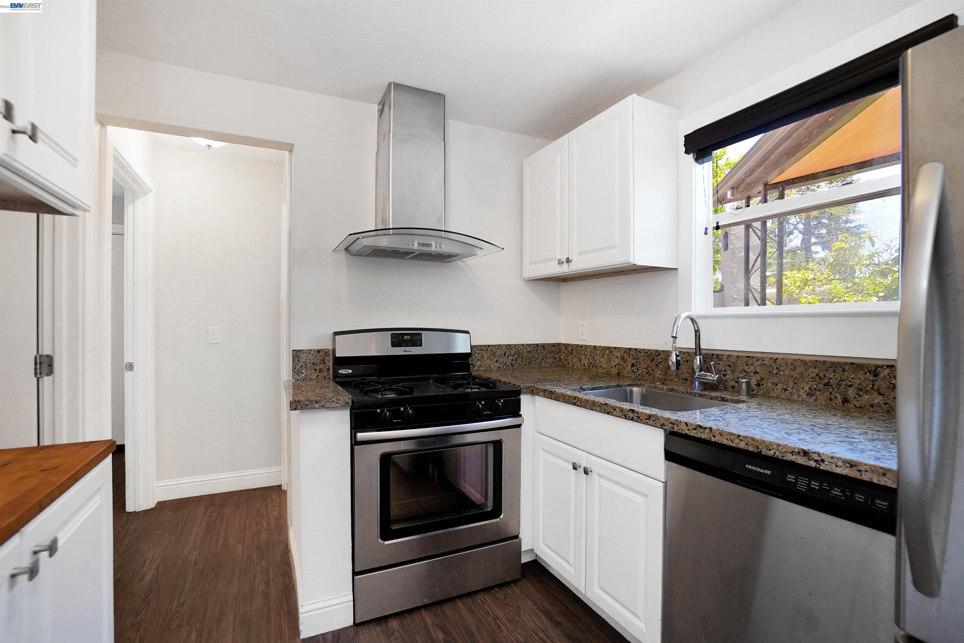 Detail Gallery Image 9 of 22 For 2821 Vallecito Pl, Oakland,  CA 94606 - 3 Beds | 1 Baths
