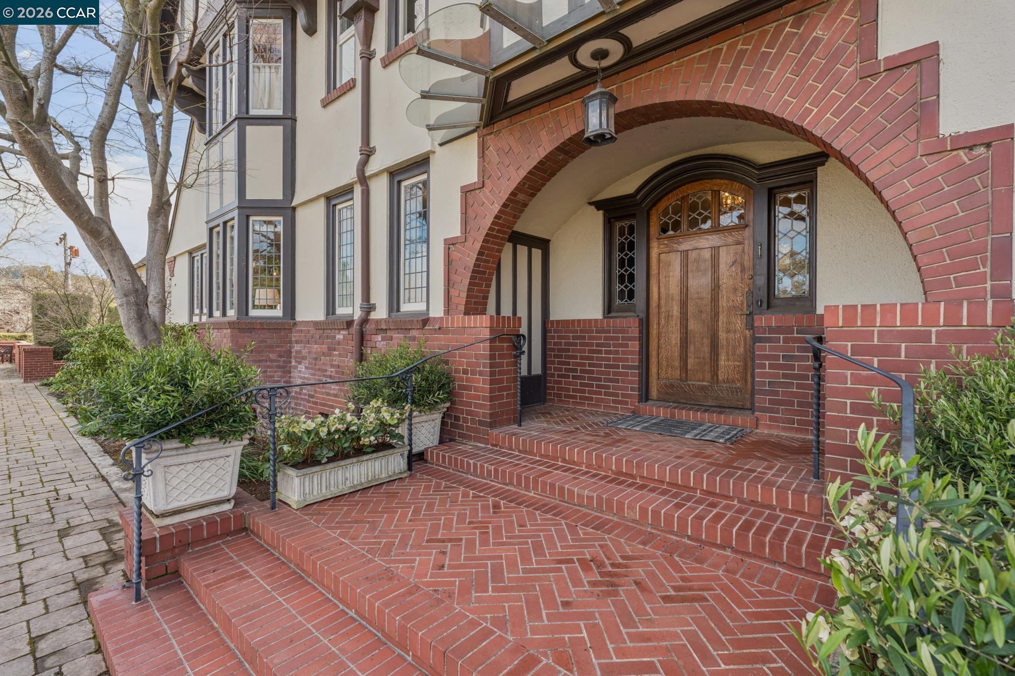 Detail Gallery Image 4 of 60 For 62 Farragut Ave, Piedmont,  CA 94610 - 6 Beds | 8/1 Baths