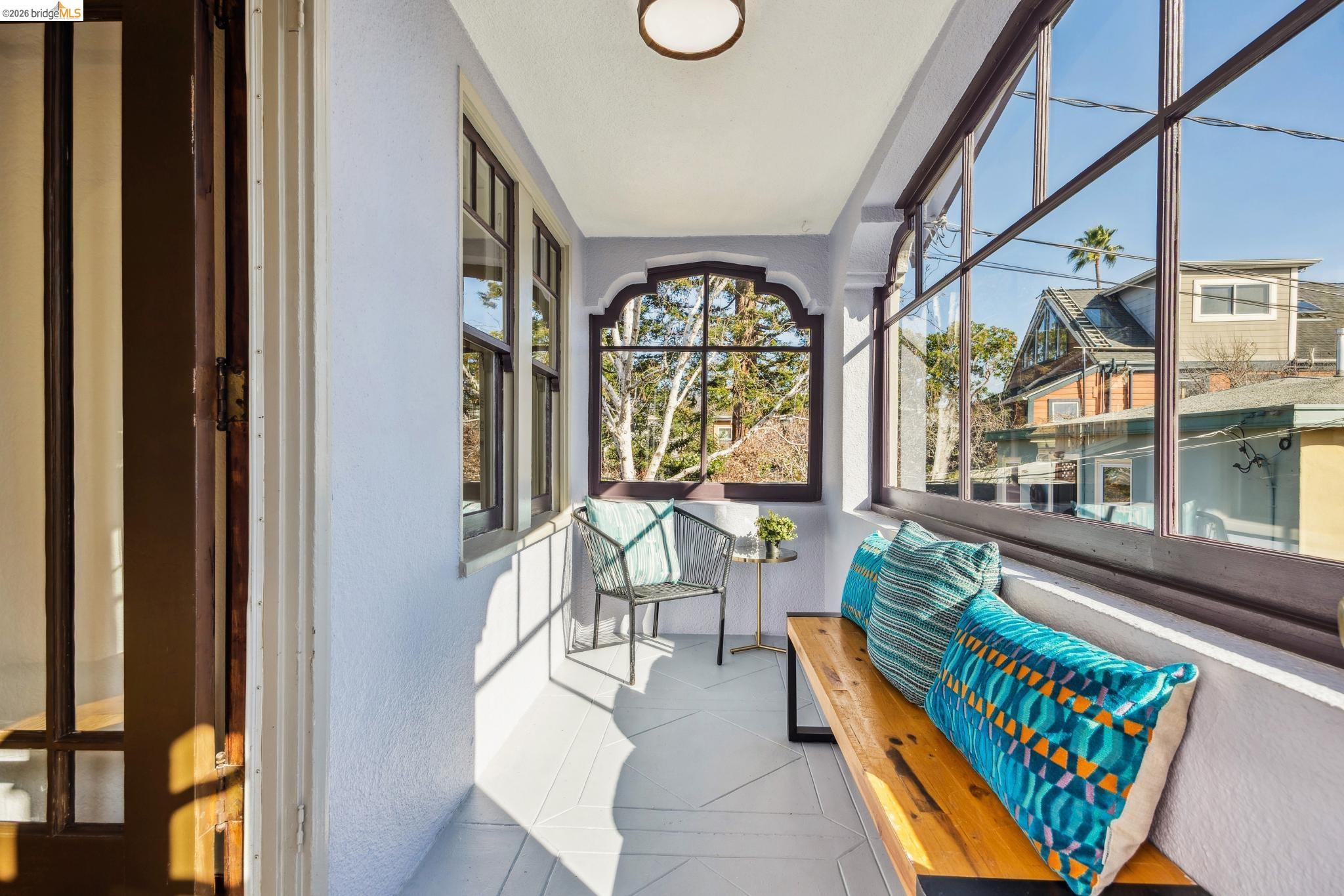 Detail Gallery Image 3 of 59 For 1207 Francisco Street #2,  Berkeley,  CA 94702 - 3 Beds | 2 Baths