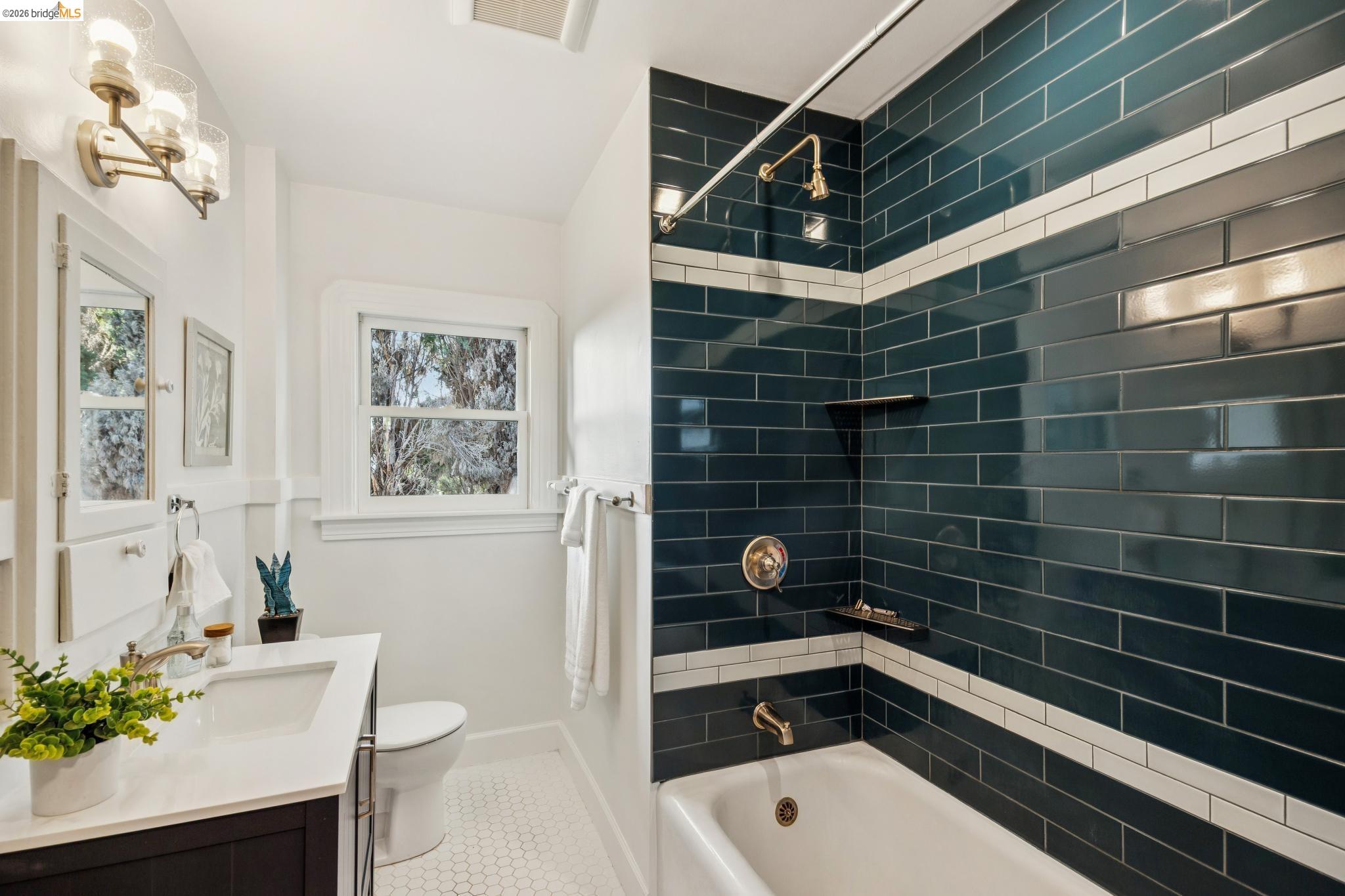 Detail Gallery Image 29 of 59 For 1207 Francisco Street #2,  Berkeley,  CA 94702 - 3 Beds | 2 Baths