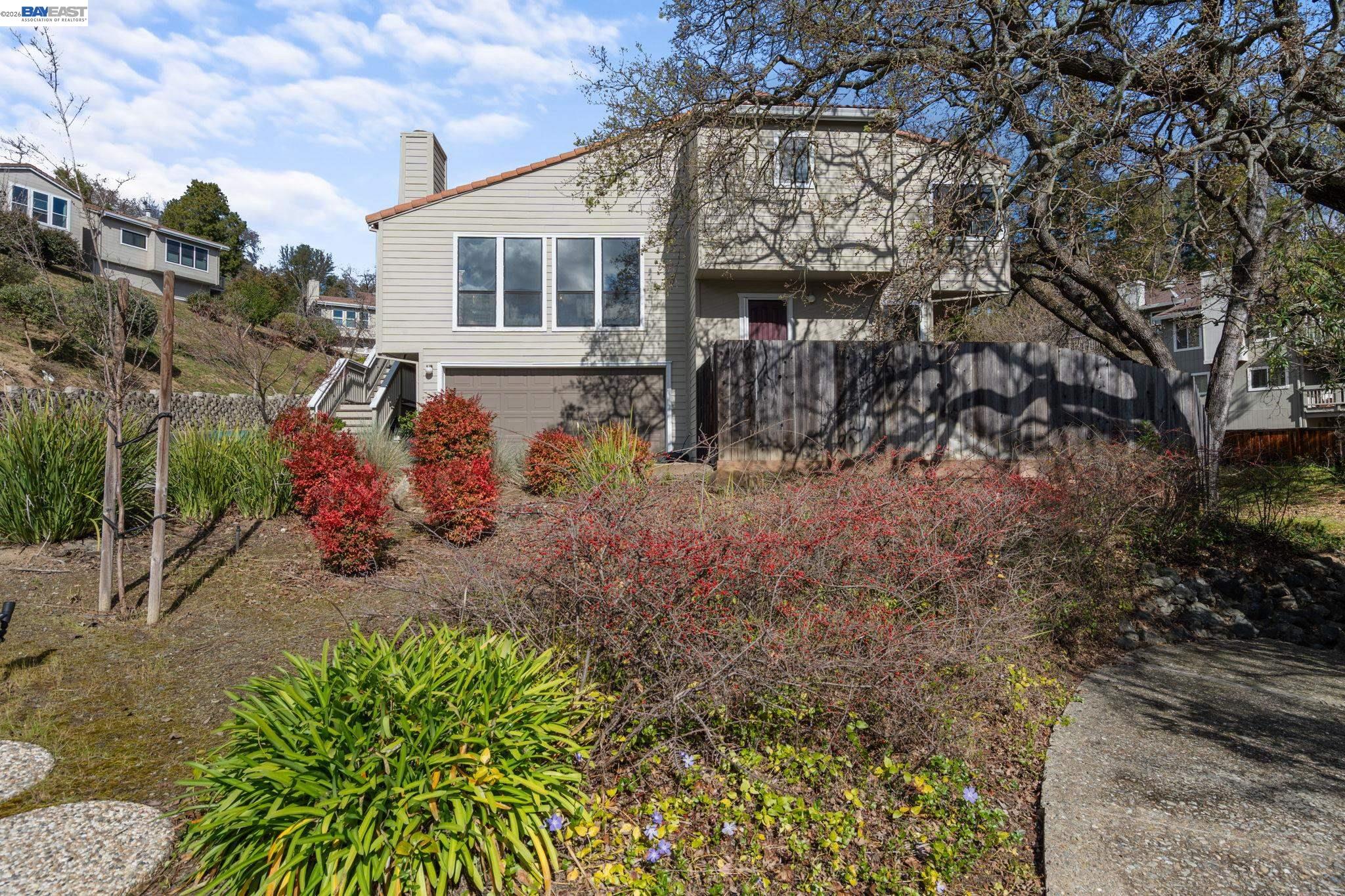 Detail Gallery Image 2 of 42 For 14 Heritage Oaks Rd, Pleasant Hill,  CA 94523 - 3 Beds | 3/1 Baths