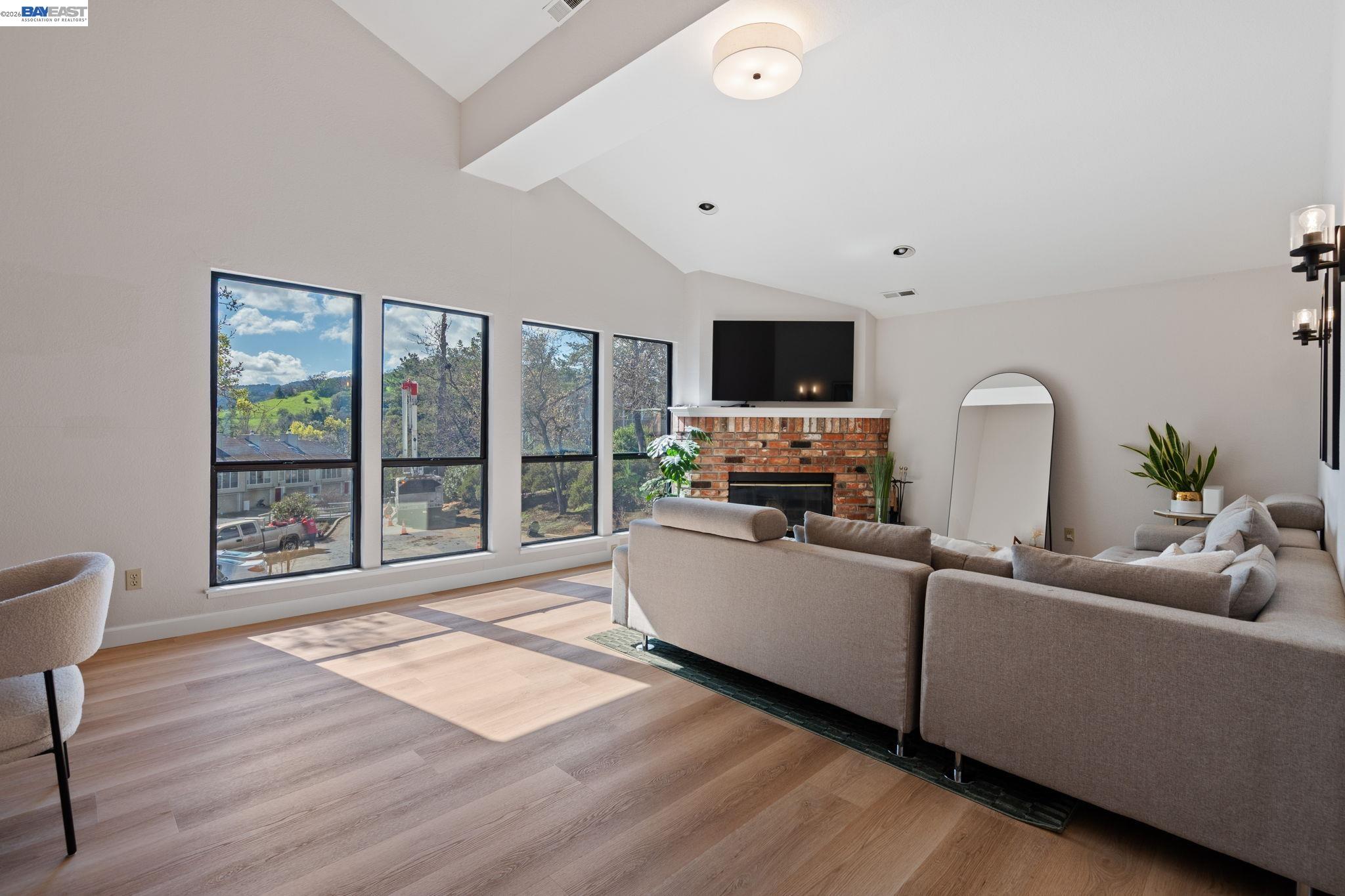 Detail Gallery Image 5 of 43 For 14 Heritage Oaks Rd, Pleasant Hill,  CA 94523 - 3 Beds | 3/1 Baths