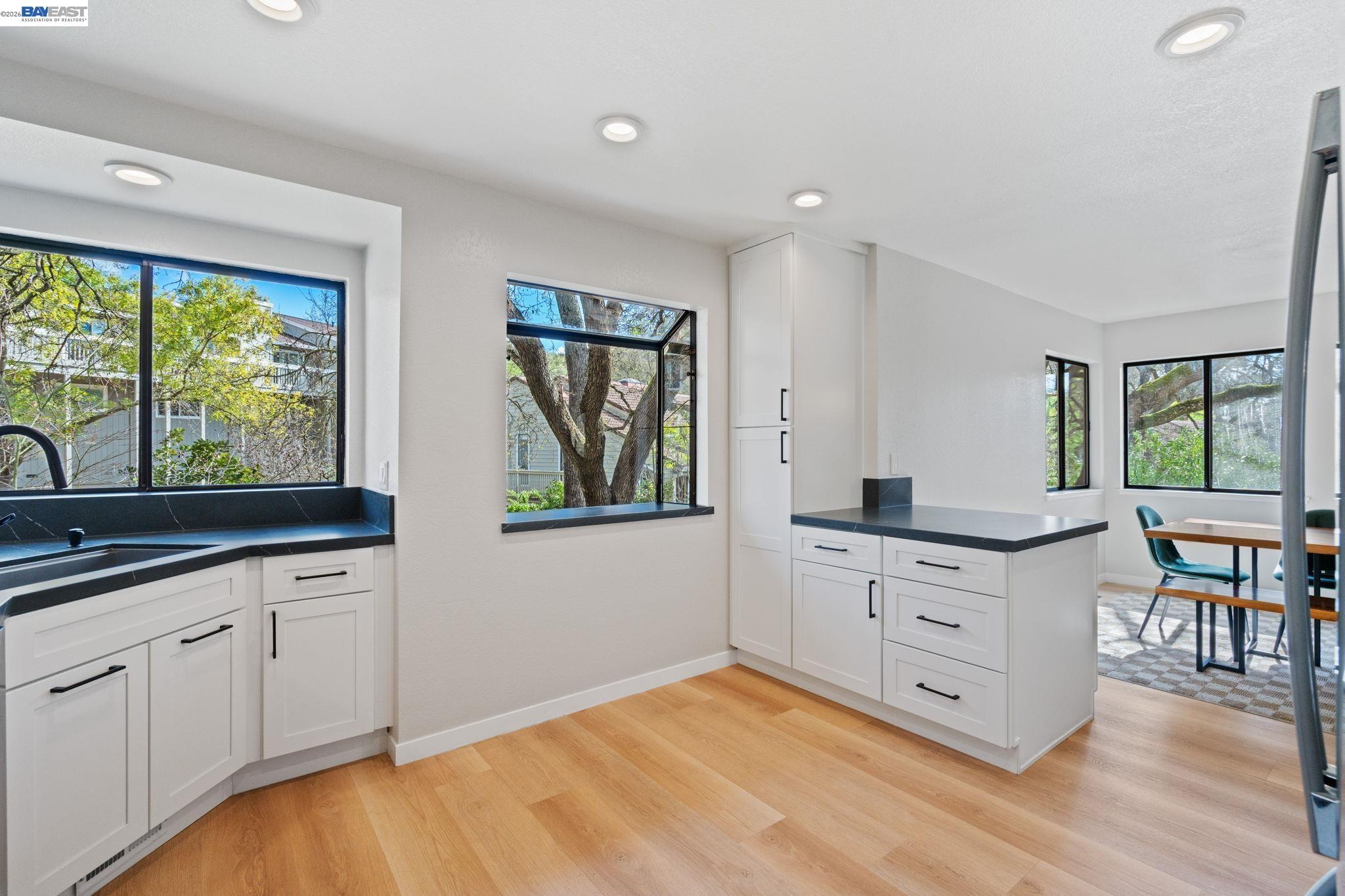 Detail Gallery Image 9 of 42 For 14 Heritage Oaks Rd, Pleasant Hill,  CA 94523 - 3 Beds | 3/1 Baths