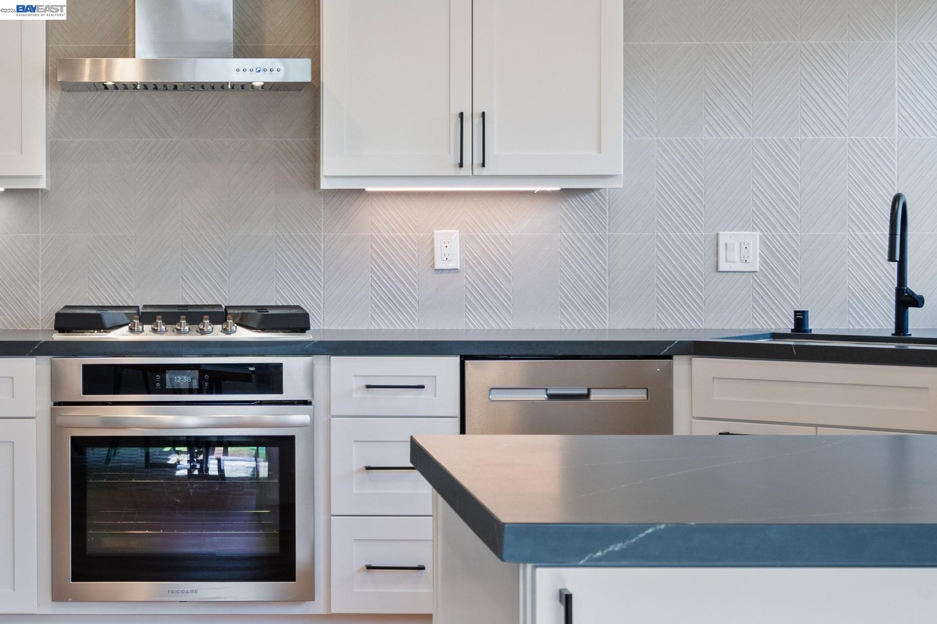 Detail Gallery Image 10 of 42 For 14 Heritage Oaks Rd, Pleasant Hill,  CA 94523 - 3 Beds | 3/1 Baths