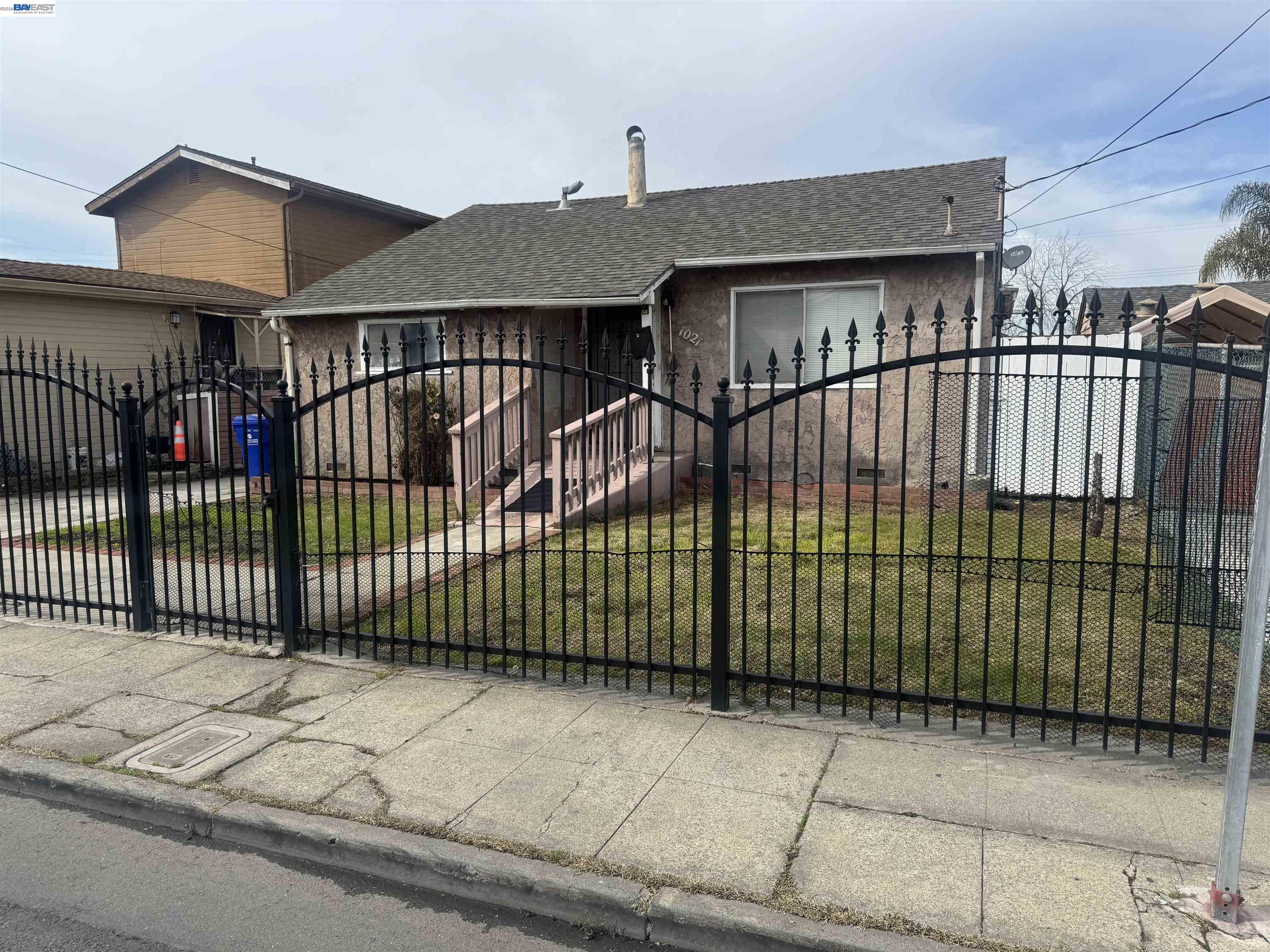 Detail Gallery Image 2 of 30 For 1021 72nd Ave, Oakland,  CA 94621 - 2 Beds | 2 Baths