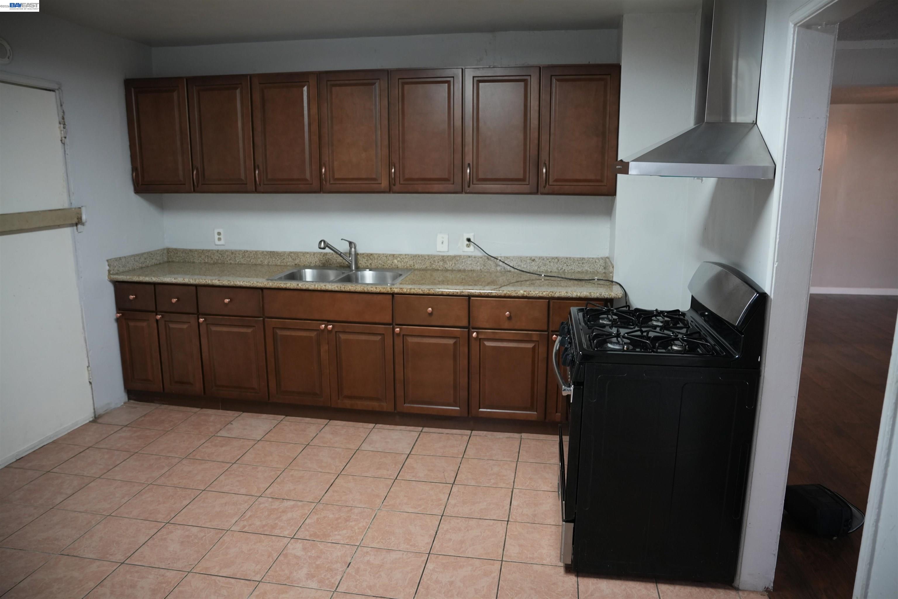 Detail Gallery Image 11 of 30 For 1021 72nd Ave, Oakland,  CA 94621 - 2 Beds | 2 Baths