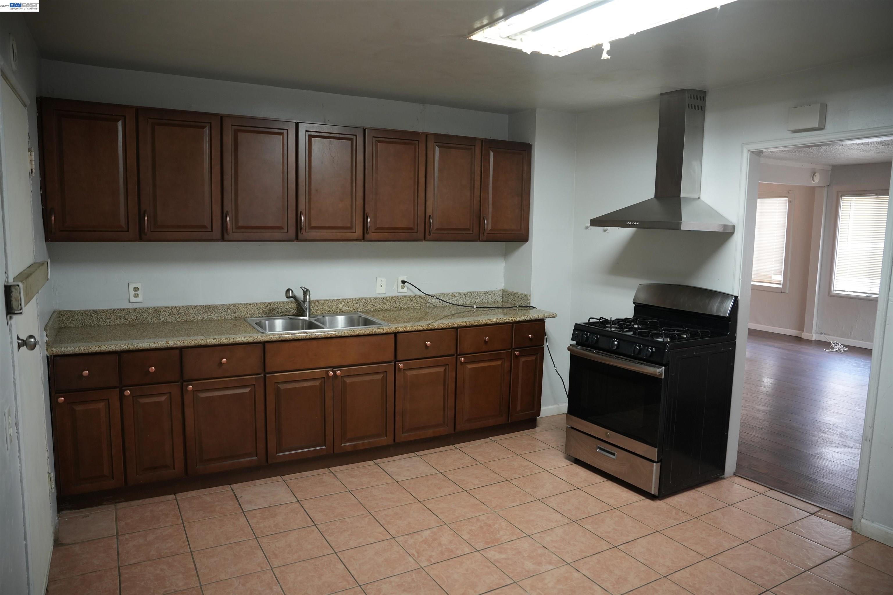 Detail Gallery Image 12 of 30 For 1021 72nd Ave, Oakland,  CA 94621 - 2 Beds | 2 Baths