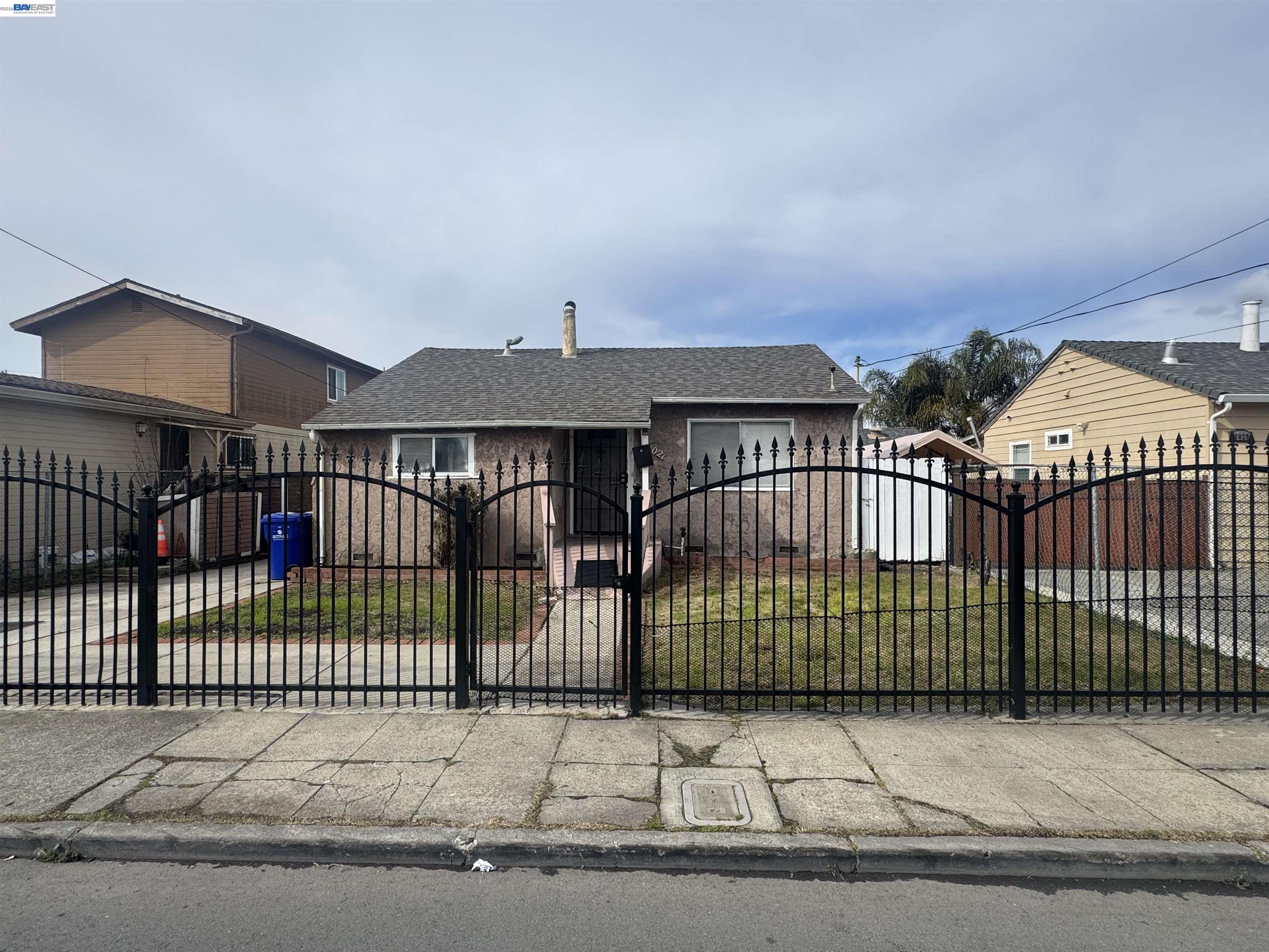 Detail Gallery Image 3 of 30 For 1021 72nd Ave, Oakland,  CA 94621 - 2 Beds | 2 Baths