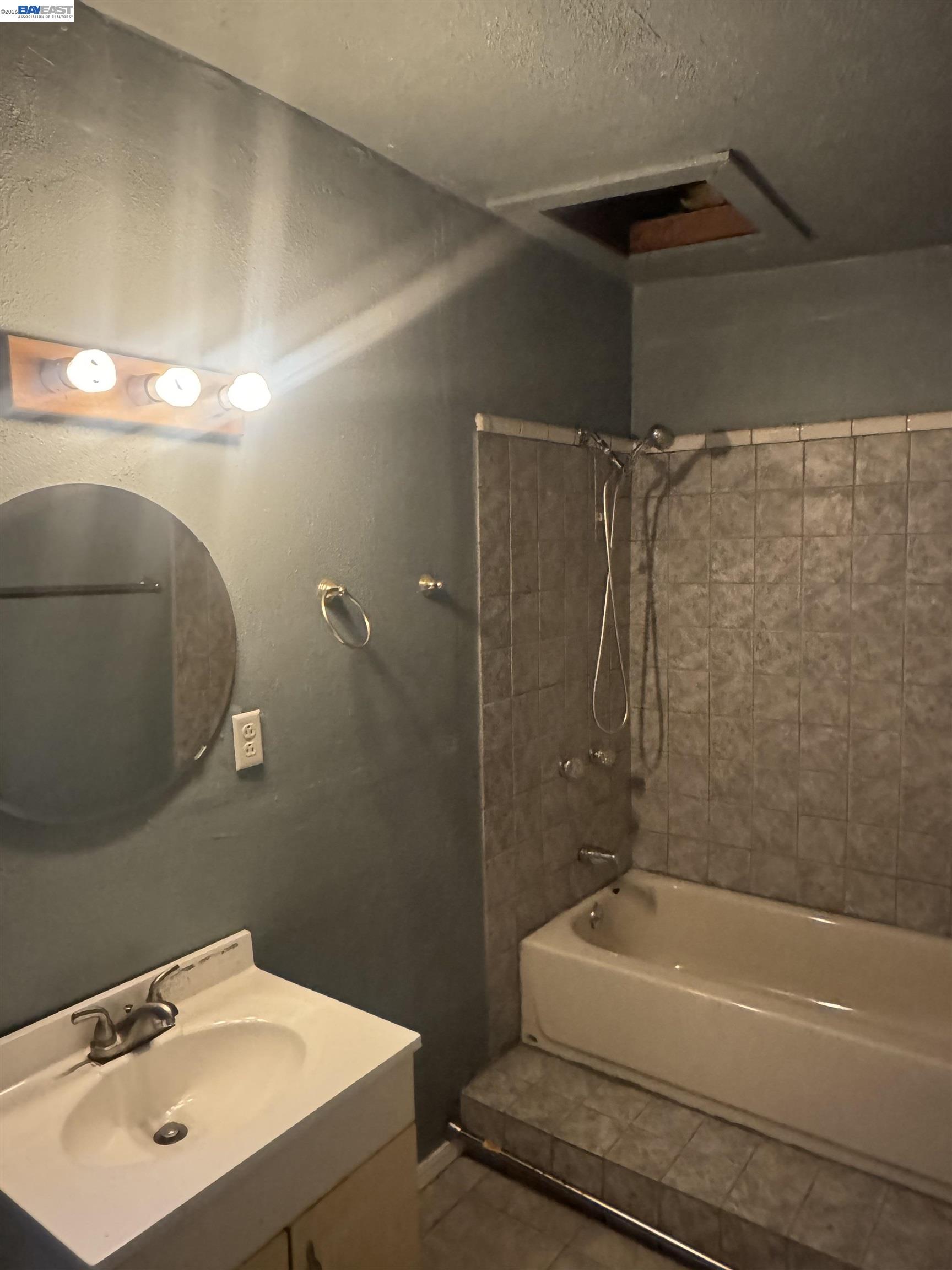 Detail Gallery Image 26 of 30 For 1021 72nd Ave, Oakland,  CA 94621 - 2 Beds | 2 Baths