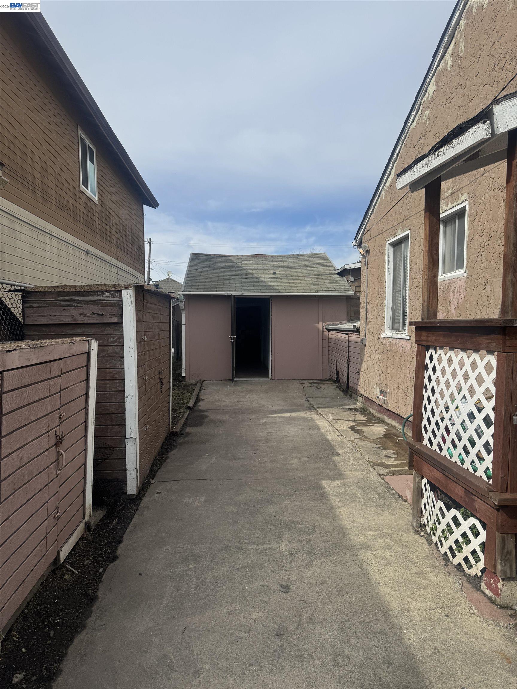 Detail Gallery Image 6 of 30 For 1021 72nd Ave, Oakland,  CA 94621 - 2 Beds | 2 Baths