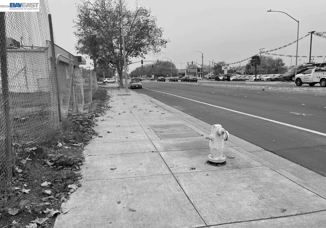 Detail Gallery Image 4 of 6 For 522 W Grant Line Rd, Tracy,  CA 95376 - – Beds | – Baths