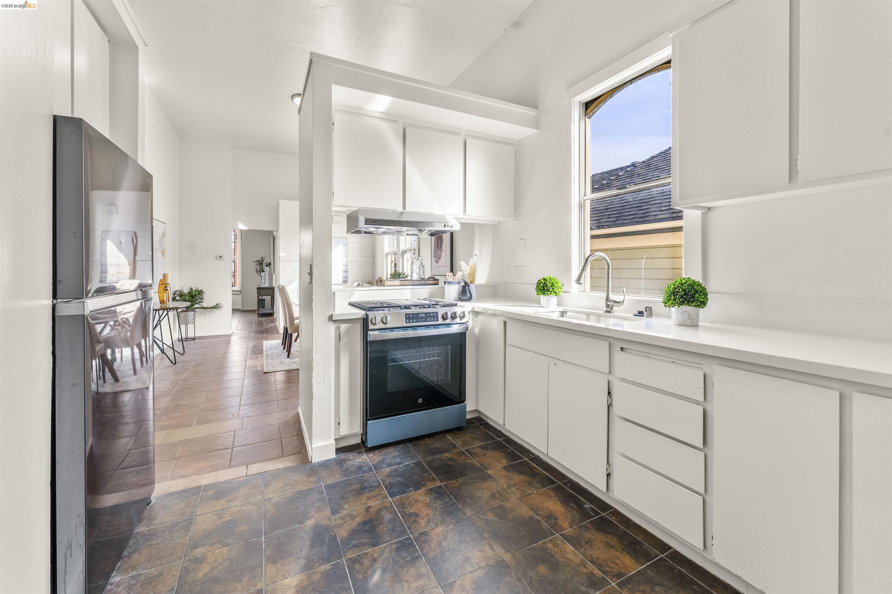 Detail Gallery Image 6 of 13 For 1431 10th St, Oakland,  CA 94607 - – Beds | – Baths