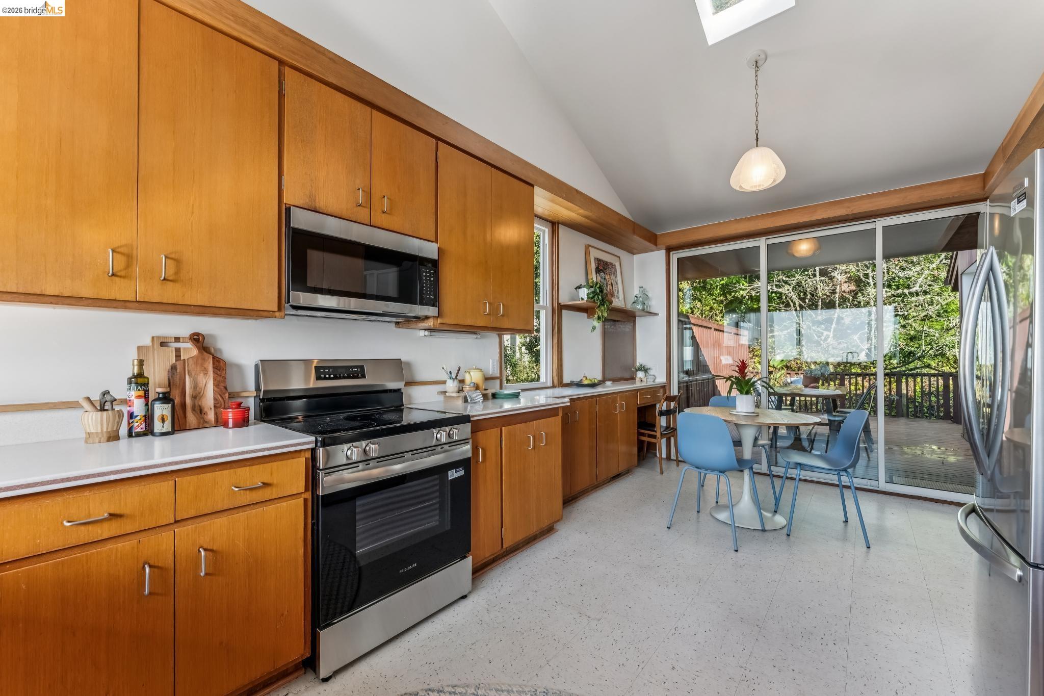 Detail Gallery Image 22 of 46 For 120 Hill Rd, Berkeley,  CA 94708 - 4 Beds | 2/2 Baths