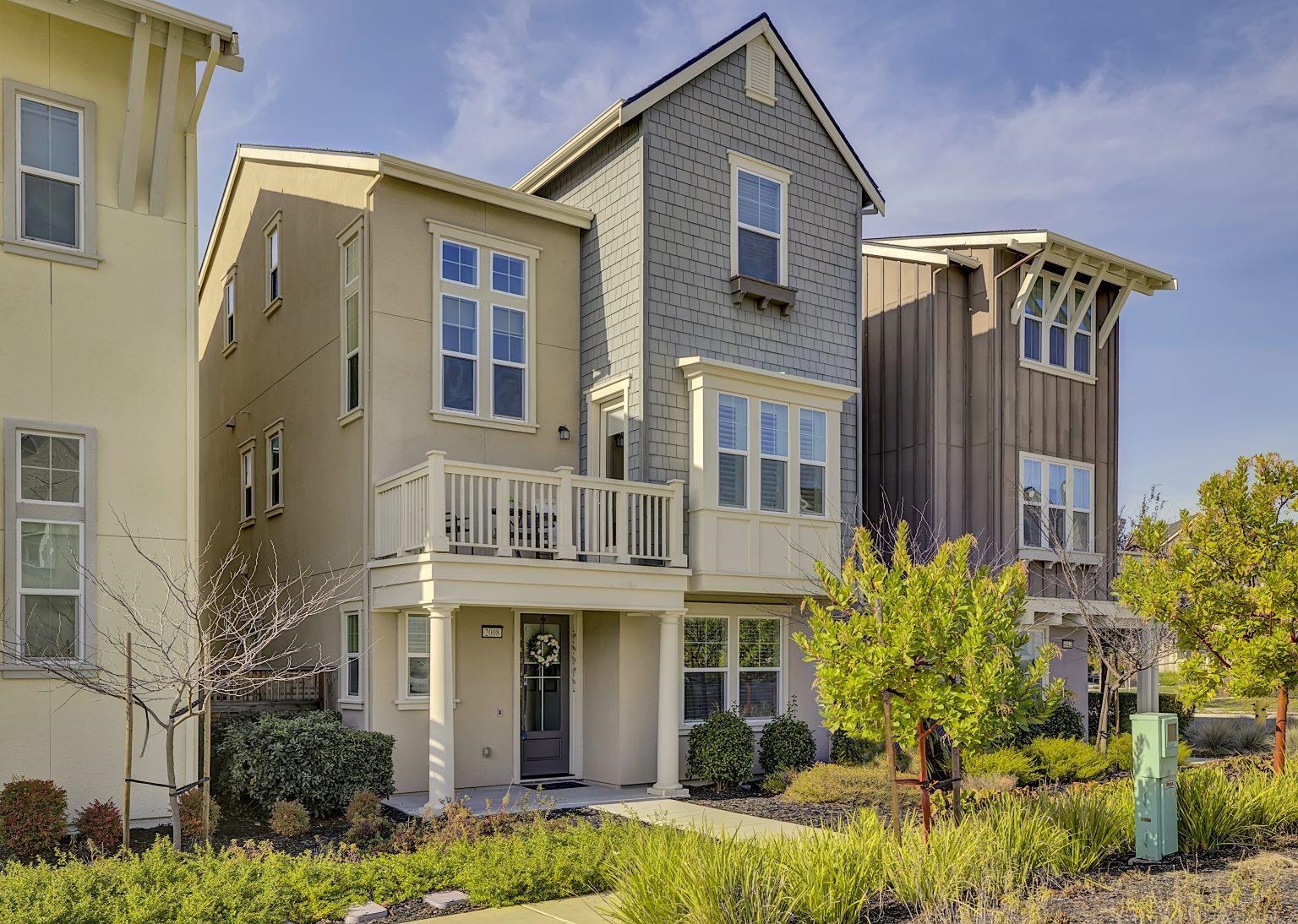 Detail Gallery Image 2 of 47 For 2008 Confidence Way, Dublin,  CA 94568 - 4 Beds | 3/1 Baths