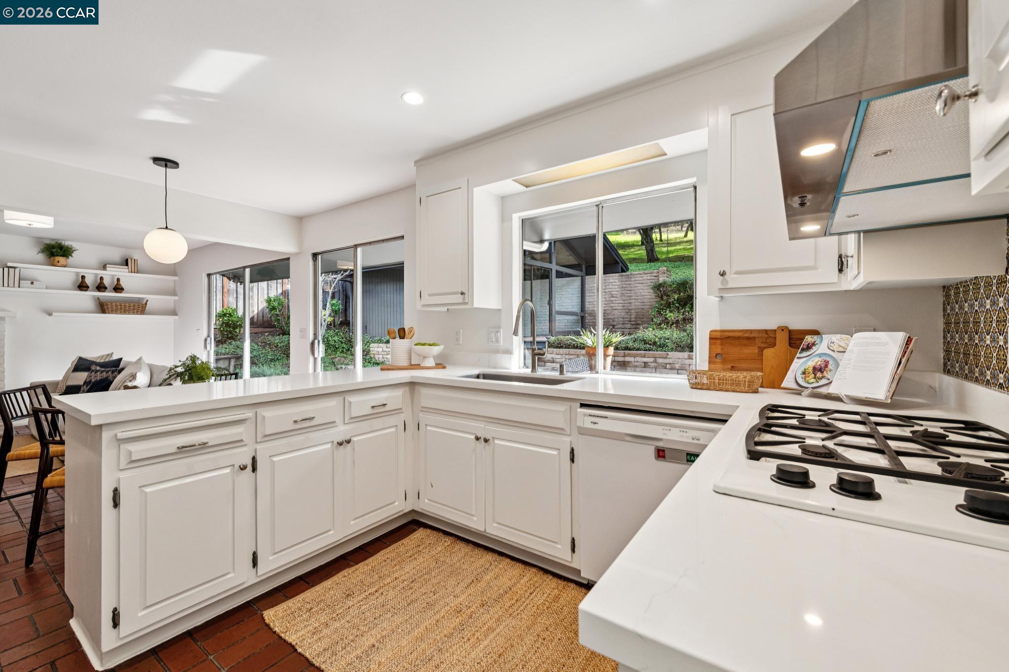 Detail Gallery Image 14 of 47 For 475 Dalewood Dr, Orinda,  CA 94563 - 5 Beds | 3/1 Baths