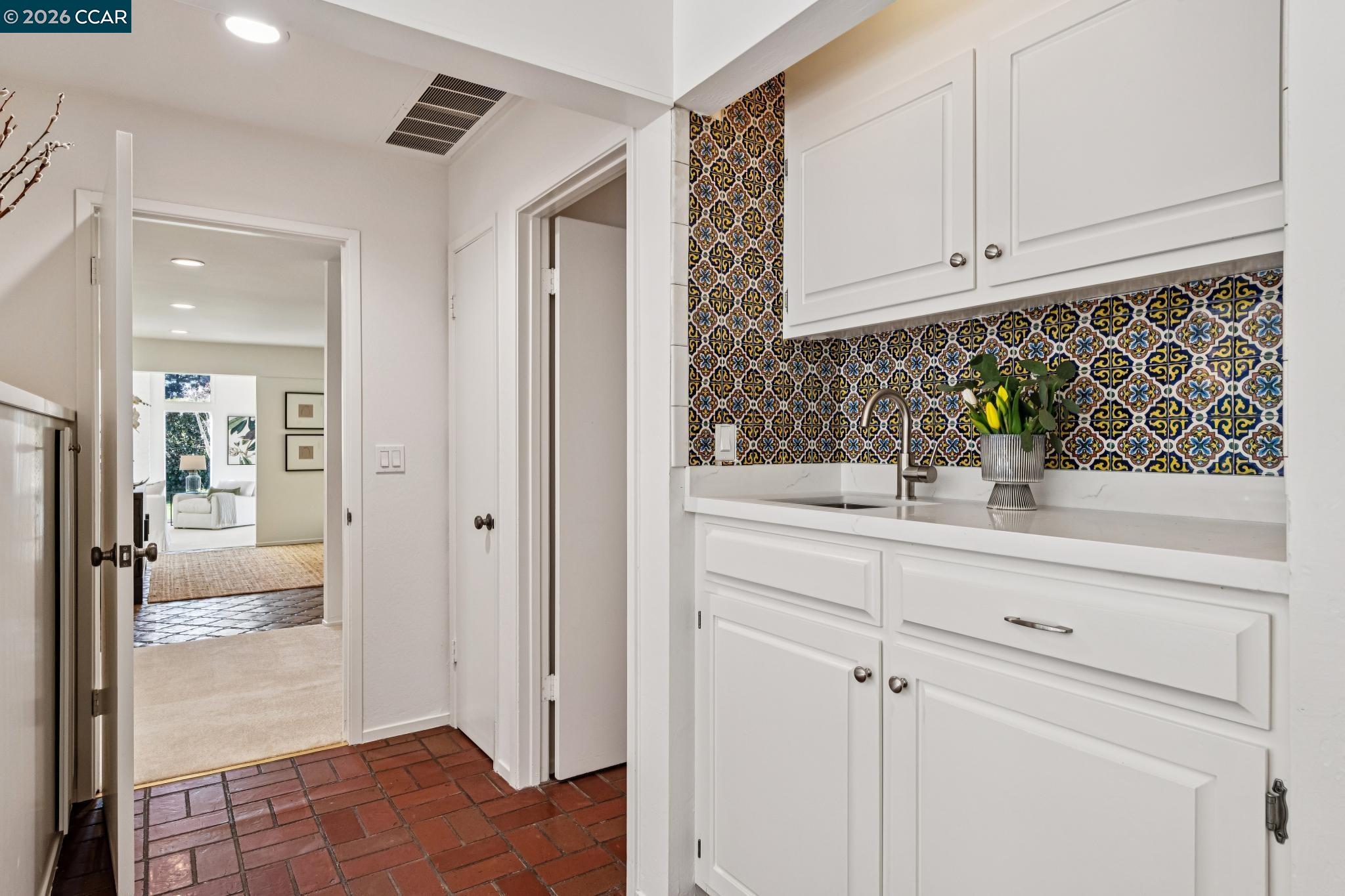 Detail Gallery Image 24 of 47 For 475 Dalewood Dr, Orinda,  CA 94563 - 5 Beds | 3/1 Baths
