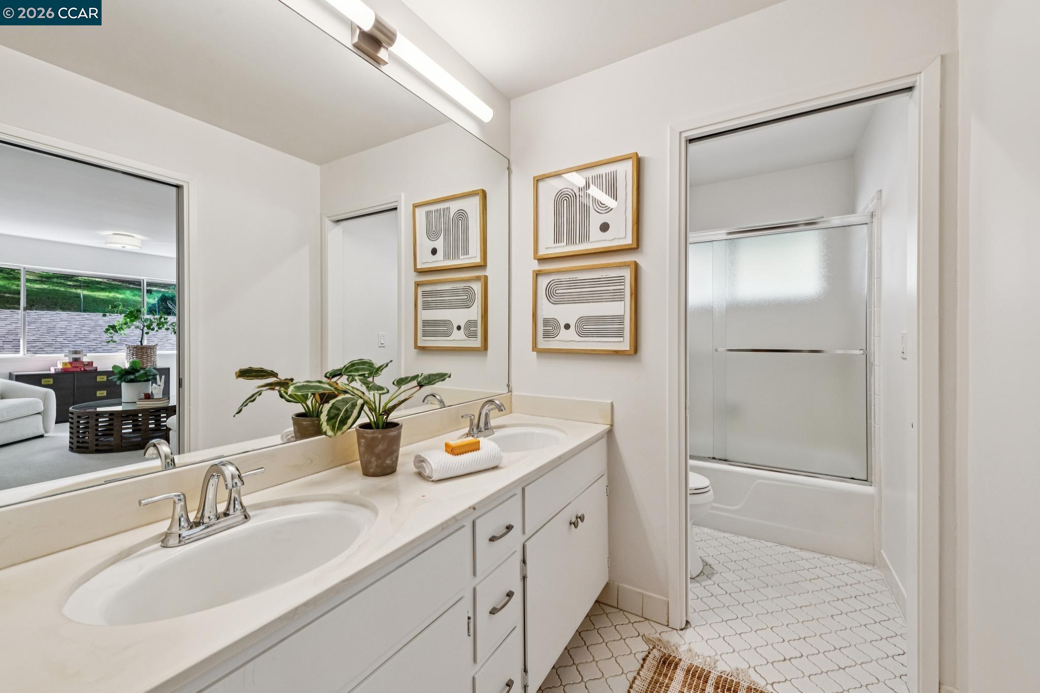 Detail Gallery Image 37 of 47 For 475 Dalewood Dr, Orinda,  CA 94563 - 5 Beds | 3/1 Baths