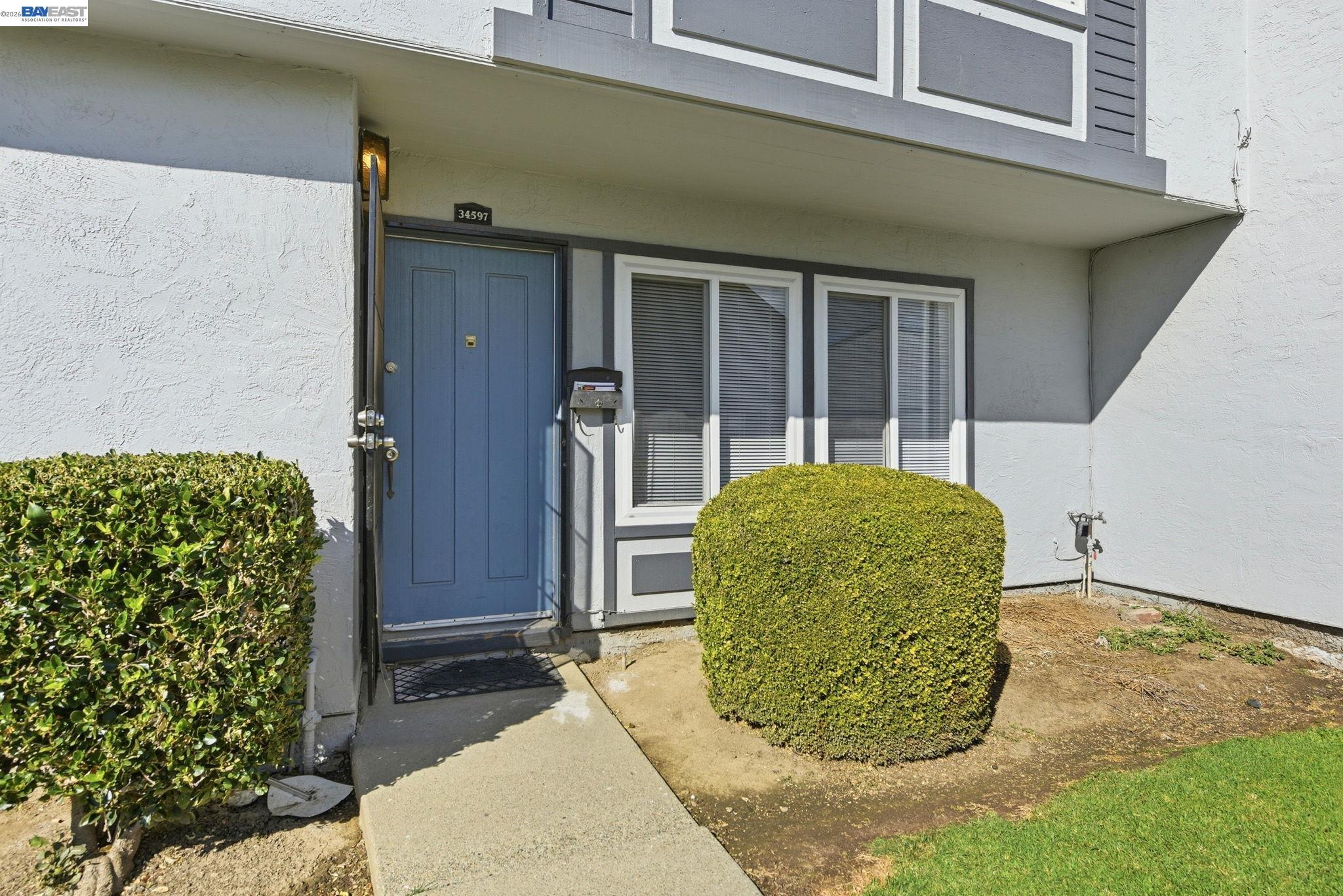 Detail Gallery Image 2 of 39 For 34597 Bluestone Cmn, Fremont,  CA 94555 - 3 Beds | 1/1 Baths