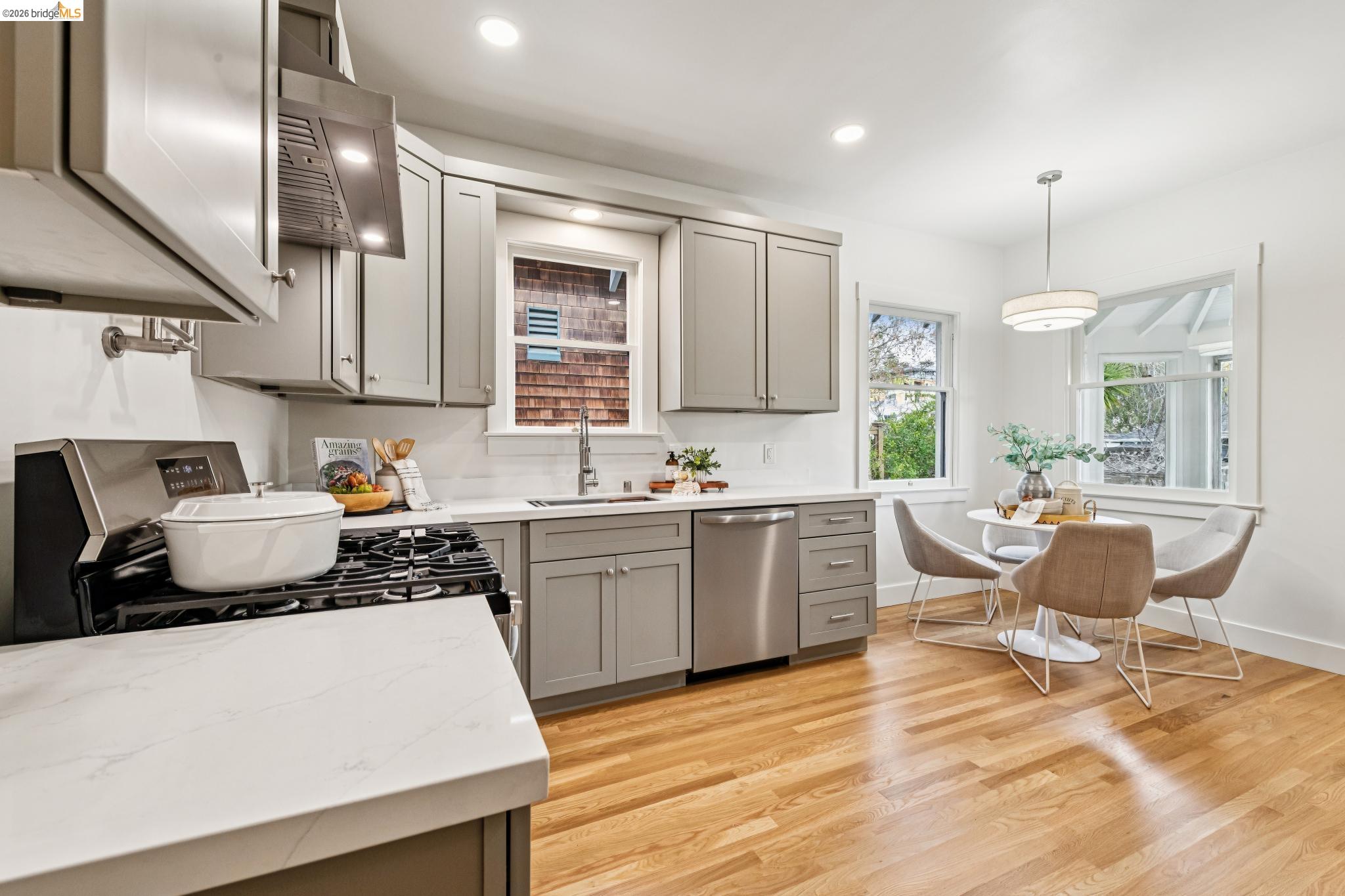 Detail Gallery Image 14 of 35 For 4970 Coronado Avenue, Oakland,  CA 94618 - 2 Beds | 2 Baths