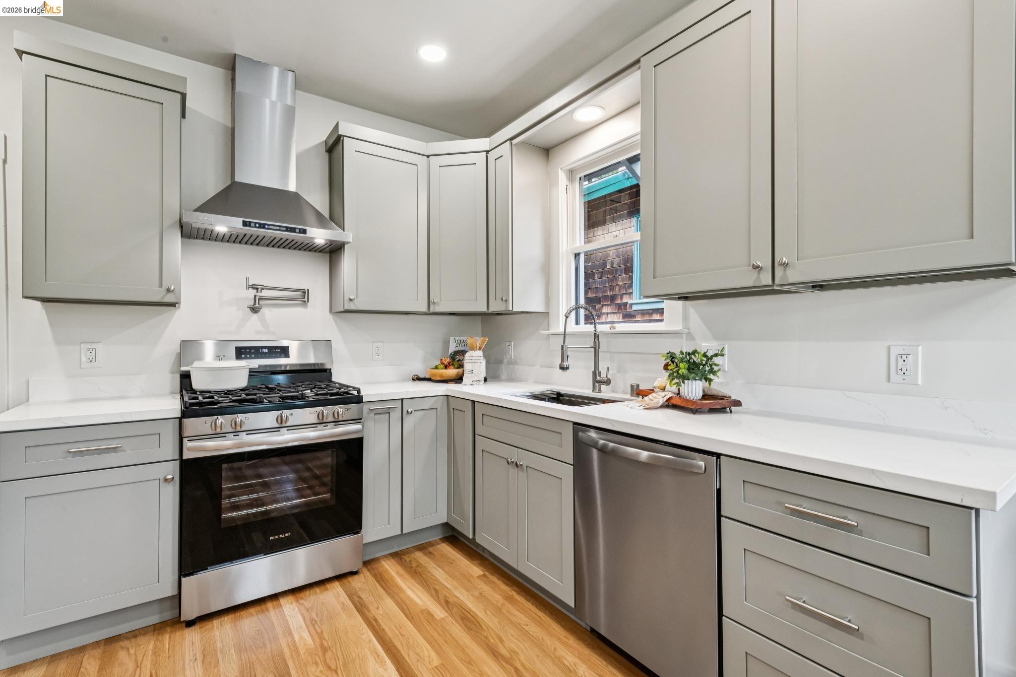 Detail Gallery Image 15 of 35 For 4970 Coronado Avenue, Oakland,  CA 94618 - 2 Beds | 2 Baths