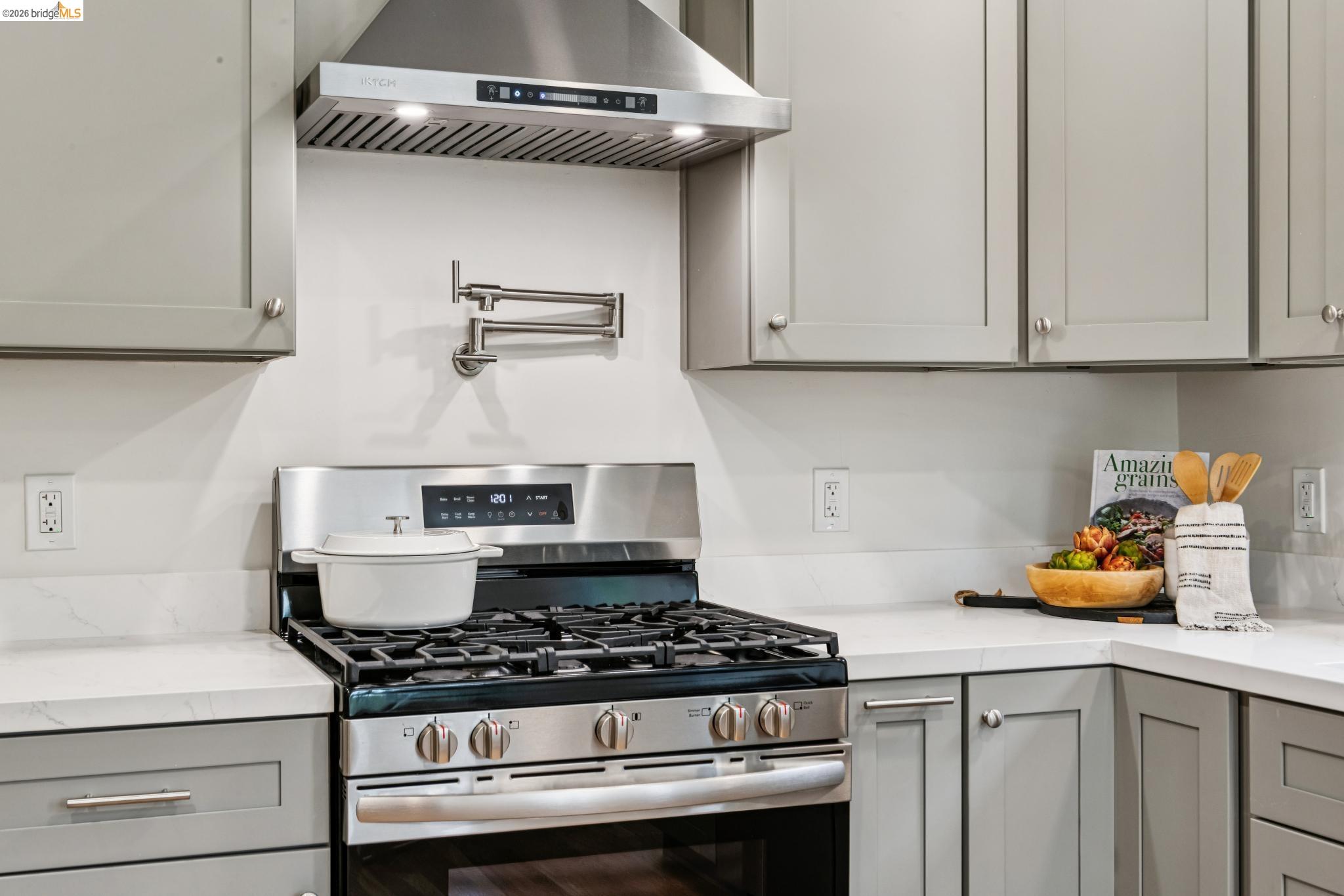 Detail Gallery Image 16 of 35 For 4970 Coronado Avenue, Oakland,  CA 94618 - 2 Beds | 2 Baths