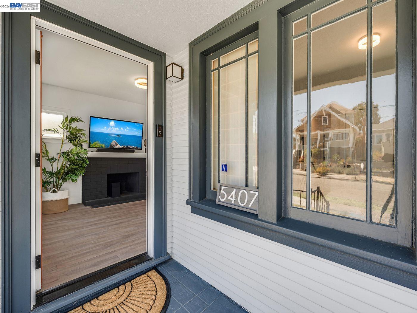 Detail Gallery Image 2 of 16 For 5407 Roberts Ave, Oakland,  CA 94619 - 2 Beds | 1 Baths