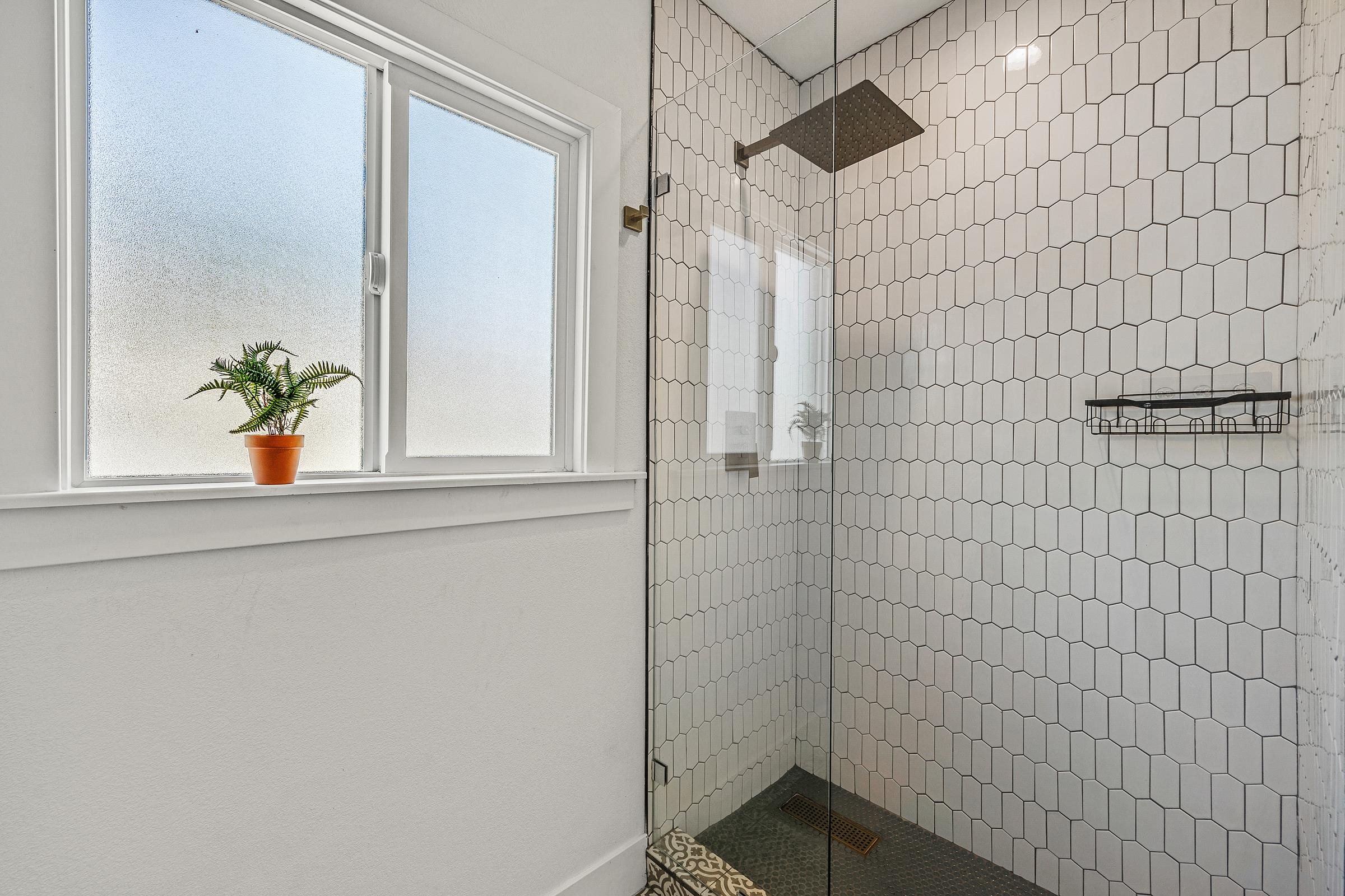 Detail Gallery Image 7 of 16 For 5407 Roberts Ave, Oakland,  CA 94619 - 2 Beds | 1 Baths