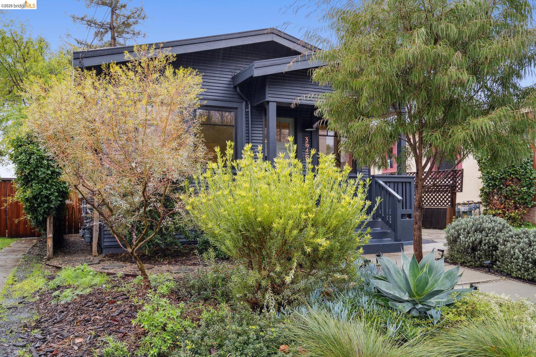 Detail Gallery Image 2 of 29 For 3545 Redding St, Oakland,  CA 94619 - 2 Beds | 2 Baths