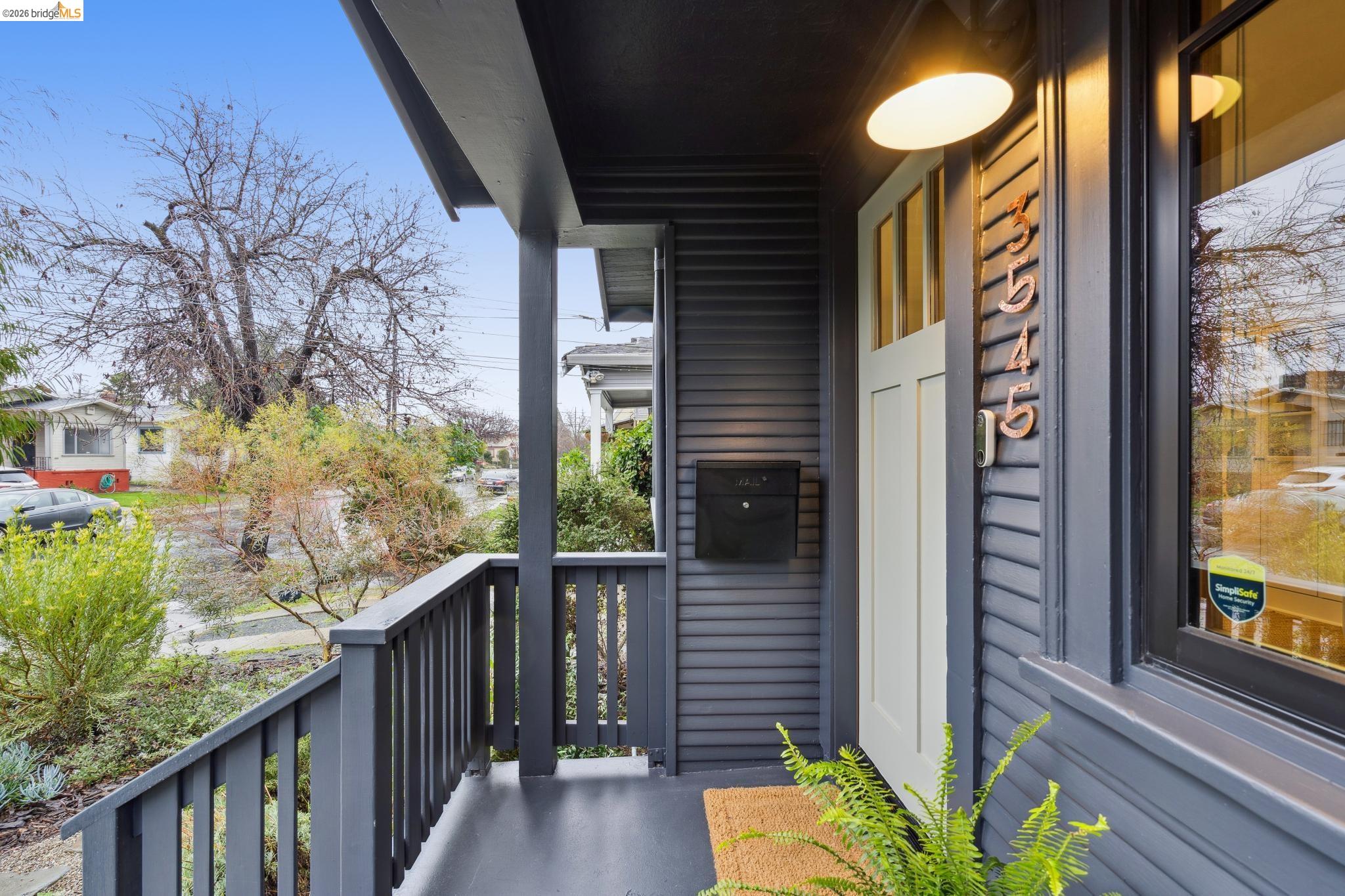 Detail Gallery Image 3 of 29 For 3545 Redding St, Oakland,  CA 94619 - 2 Beds | 2 Baths