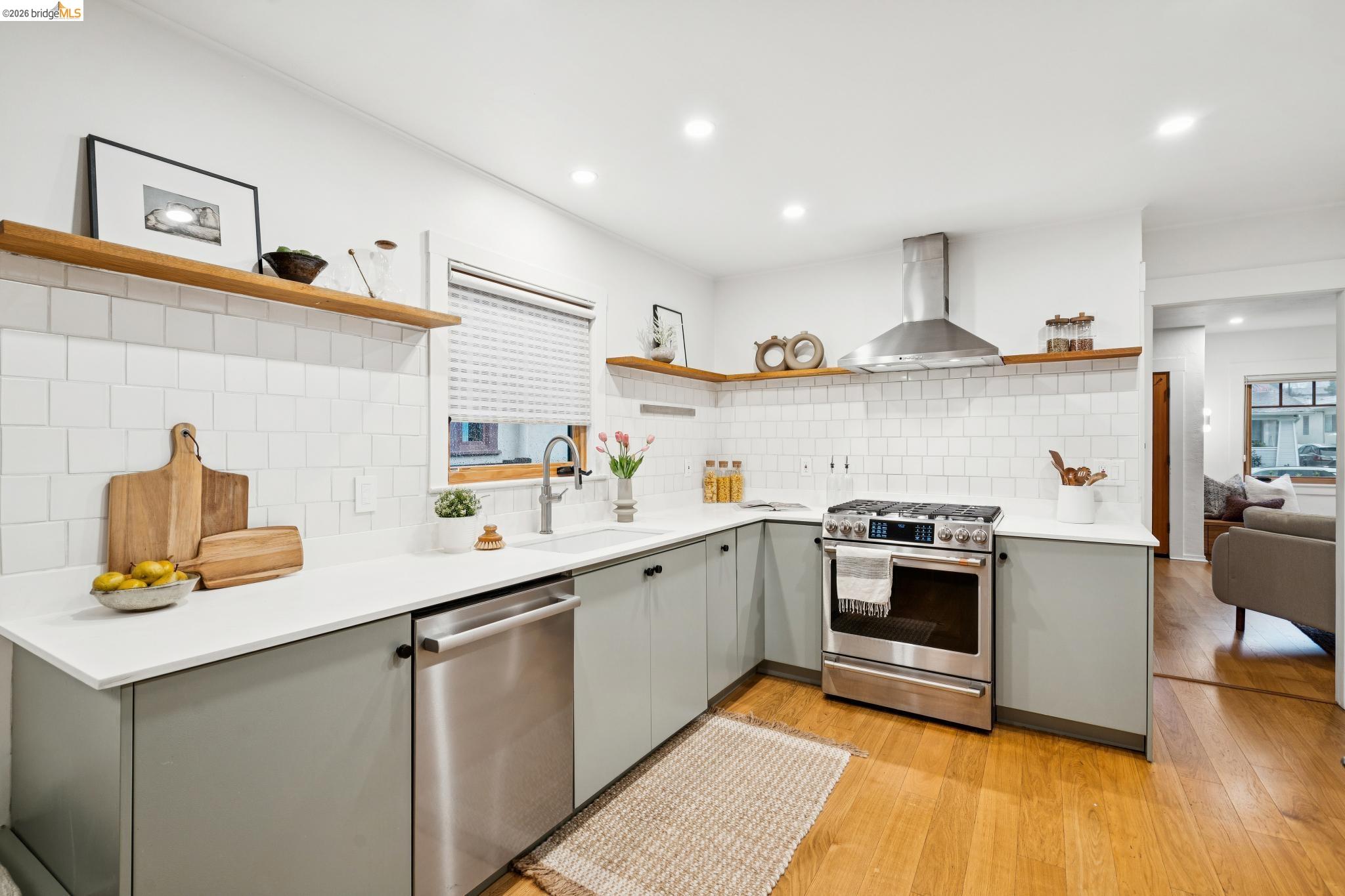 Detail Gallery Image 9 of 29 For 3545 Redding St, Oakland,  CA 94619 - 2 Beds | 2 Baths