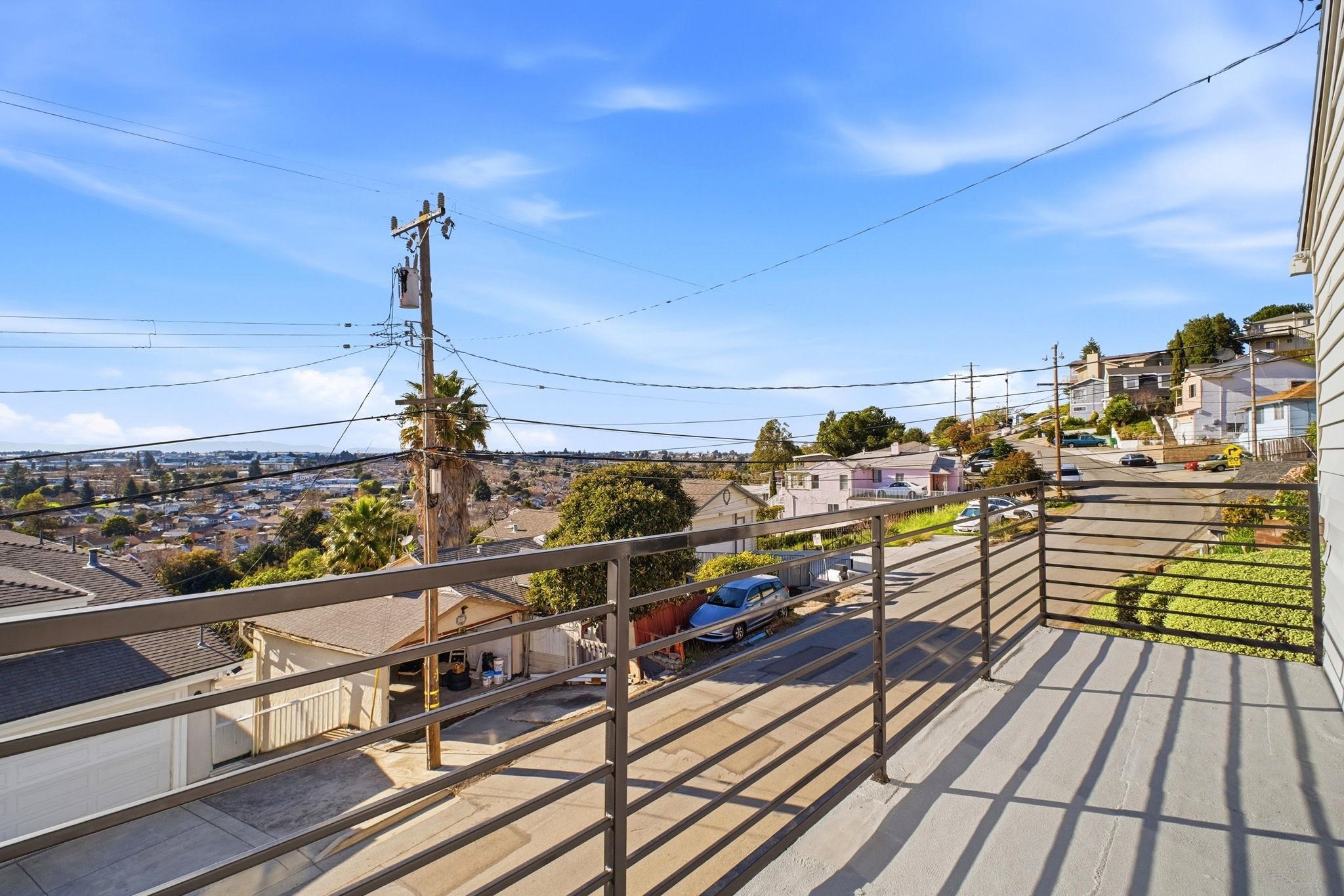 Detail Gallery Image 5 of 40 For 14644 Saturn Dr, San Leandro,  CA 94578 - 5 Beds | 2 Baths