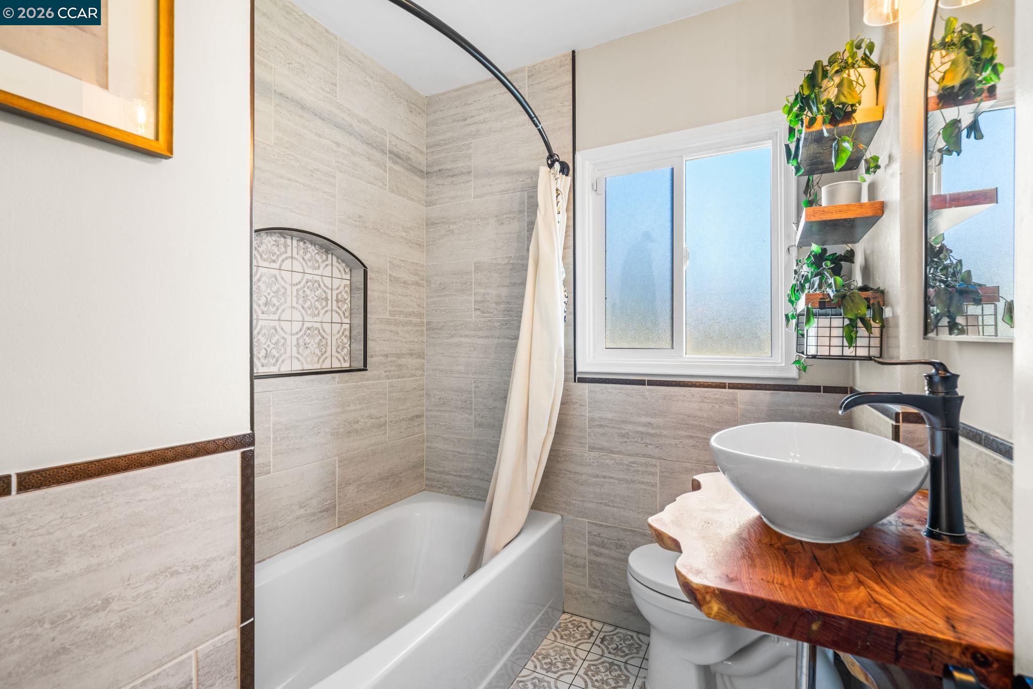 Detail Gallery Image 12 of 34 For 3649 Shone Ave, Oakland,  CA 94605 - 2 Beds | 2 Baths