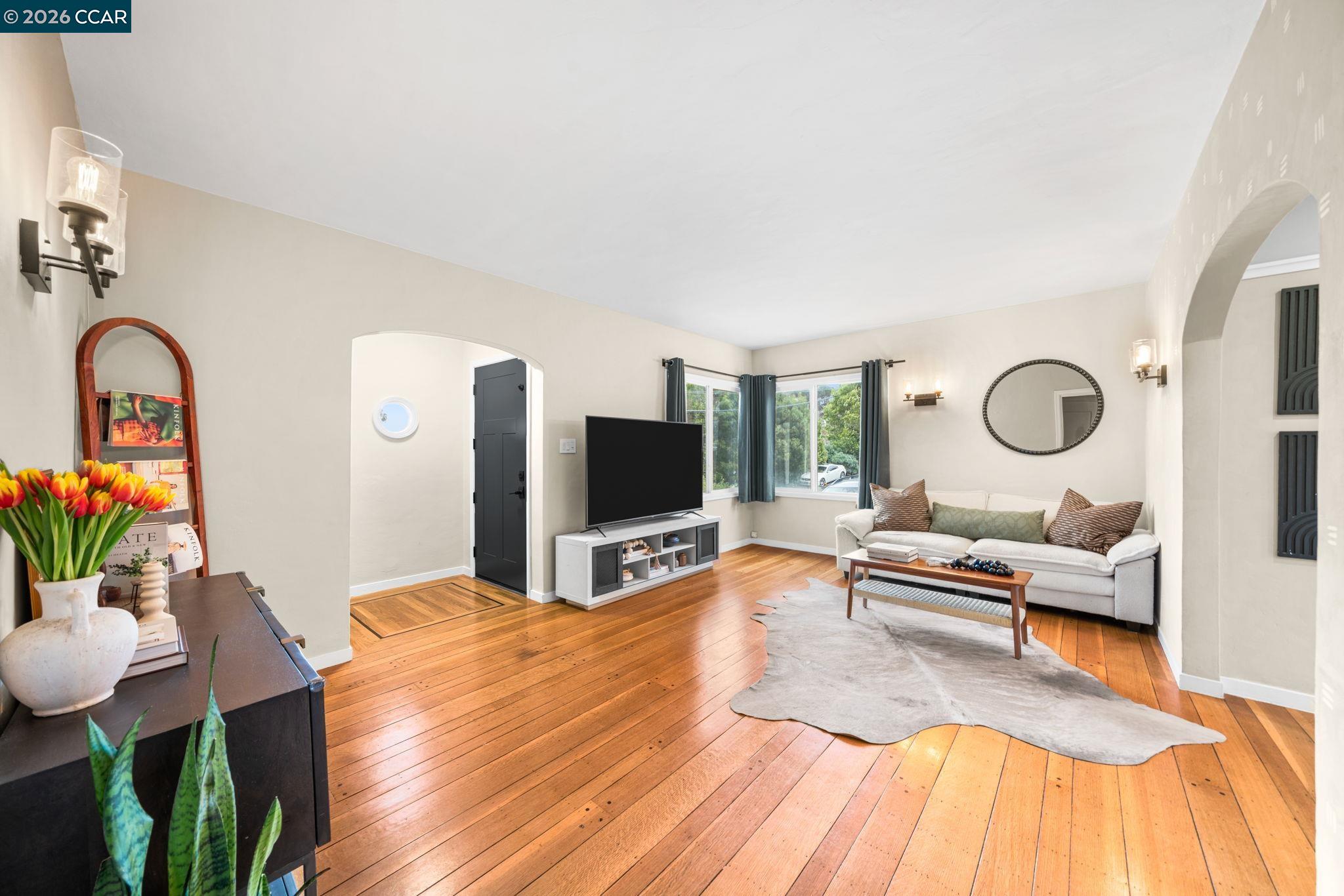 Detail Gallery Image 3 of 34 For 3649 Shone Ave, Oakland,  CA 94605 - 2 Beds | 2 Baths