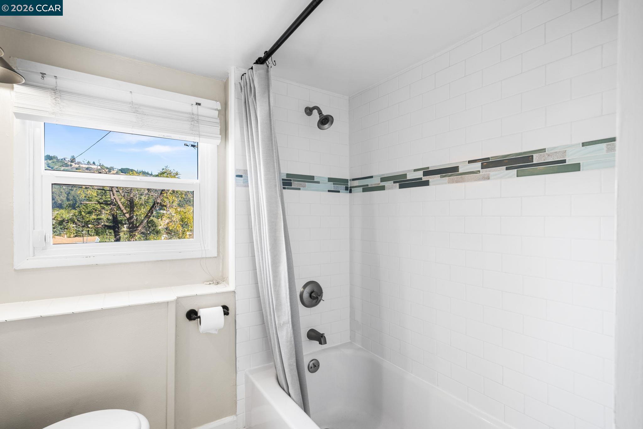 Detail Gallery Image 22 of 34 For 3649 Shone Ave, Oakland,  CA 94605 - 2 Beds | 2 Baths