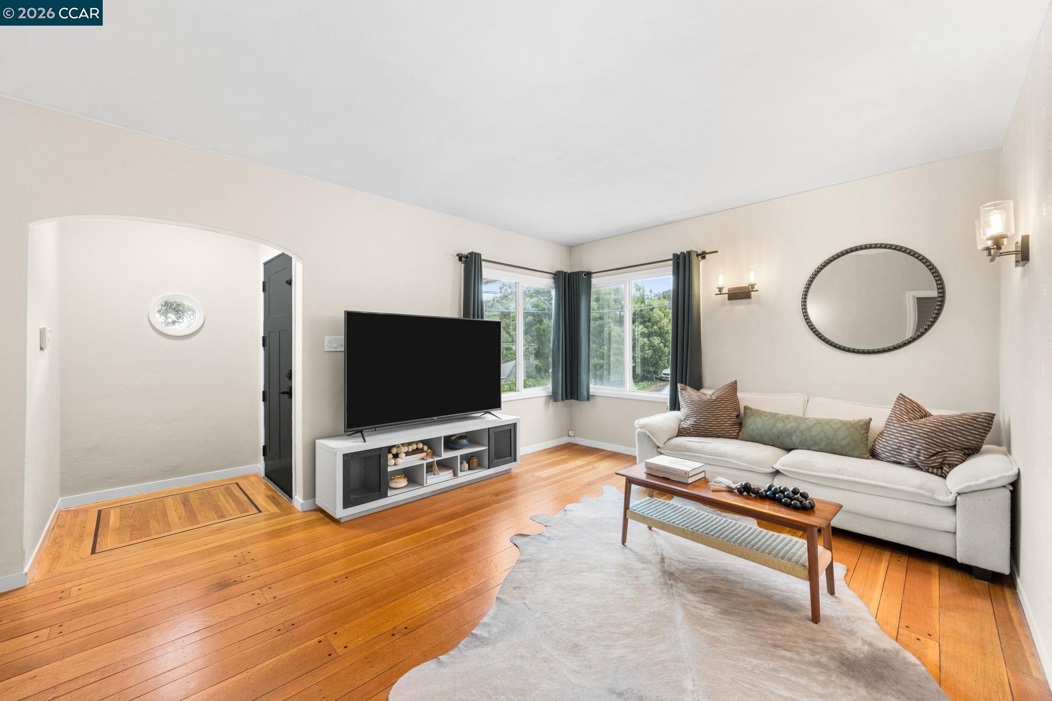 Detail Gallery Image 4 of 34 For 3649 Shone Ave, Oakland,  CA 94605 - 2 Beds | 2 Baths