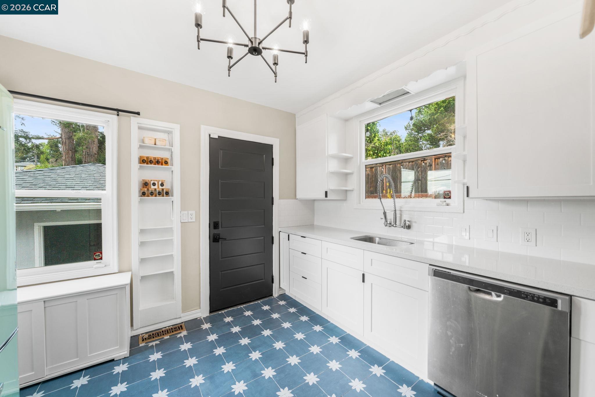 Detail Gallery Image 7 of 34 For 3649 Shone Ave, Oakland,  CA 94605 - 2 Beds | 2 Baths