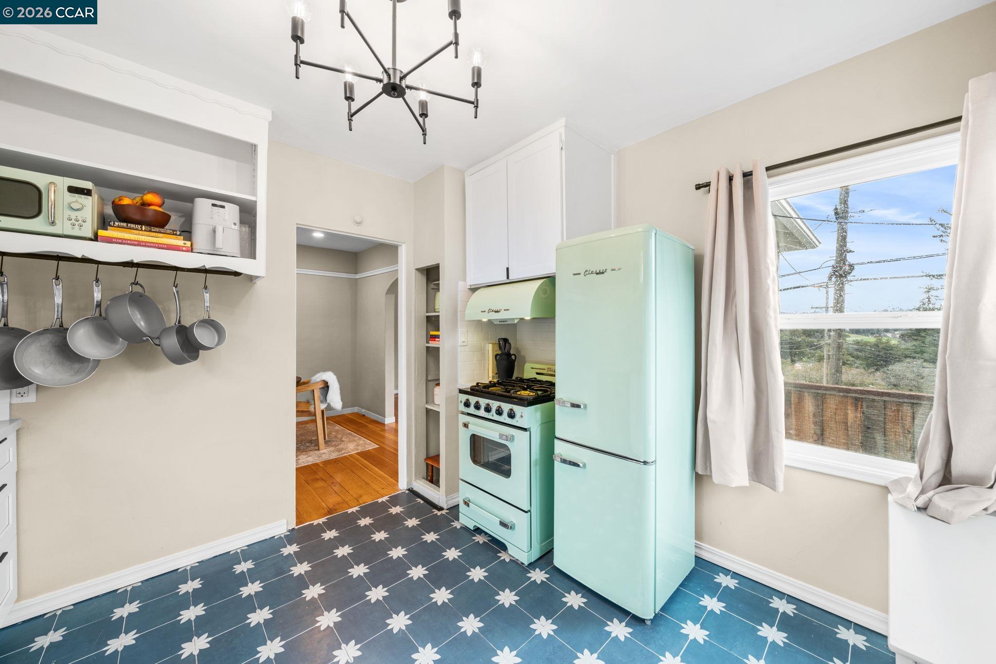 Detail Gallery Image 8 of 34 For 3649 Shone Ave, Oakland,  CA 94605 - 2 Beds | 2 Baths