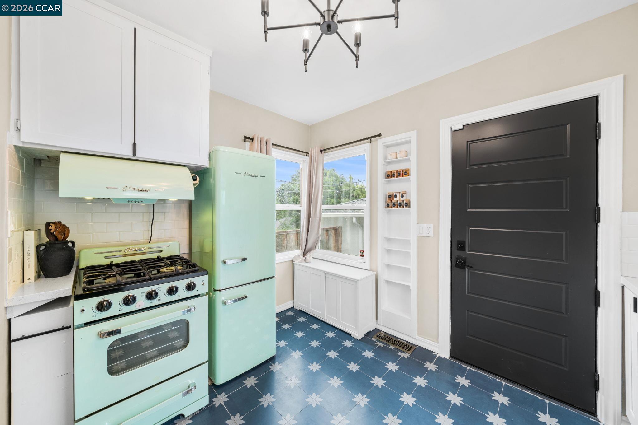 Detail Gallery Image 9 of 34 For 3649 Shone Ave, Oakland,  CA 94605 - 2 Beds | 2 Baths