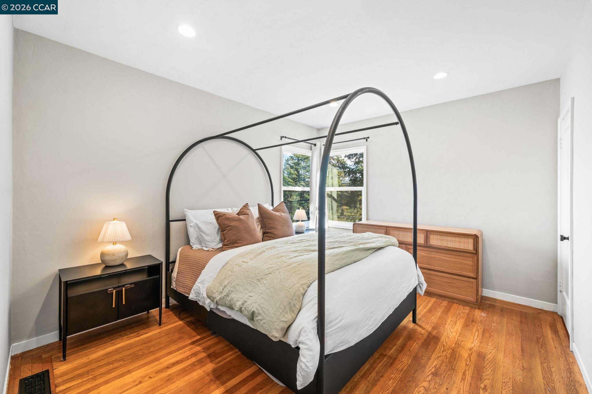 Detail Gallery Image 10 of 34 For 3649 Shone Ave, Oakland,  CA 94605 - 2 Beds | 2 Baths