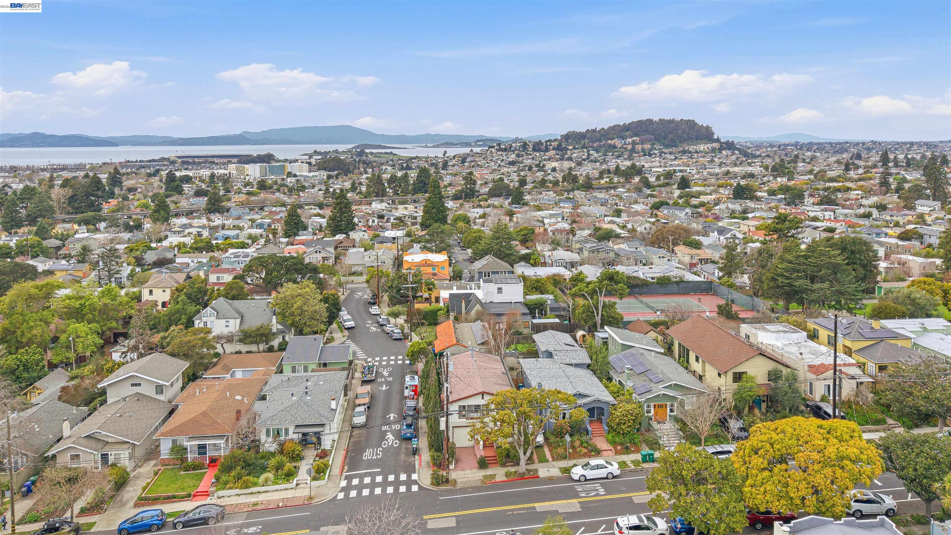 Detail Gallery Image 11 of 60 For 1066 Peralta Ave, Albany,  CA 94706 - 2 Beds | 2 Baths