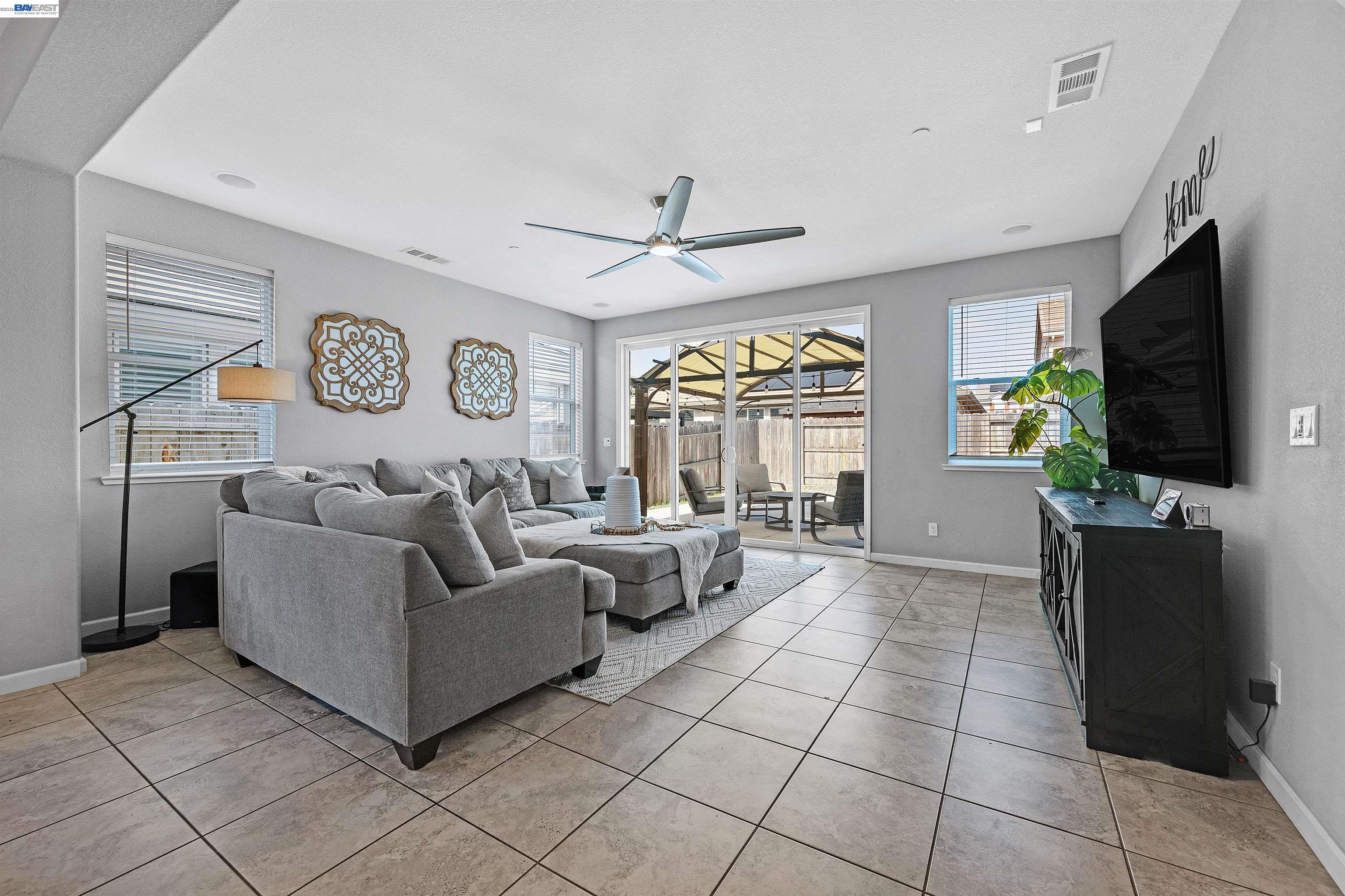 Detail Gallery Image 12 of 40 For 1589 Friendly St, Manteca,  CA 95337 - 4 Beds | 3 Baths