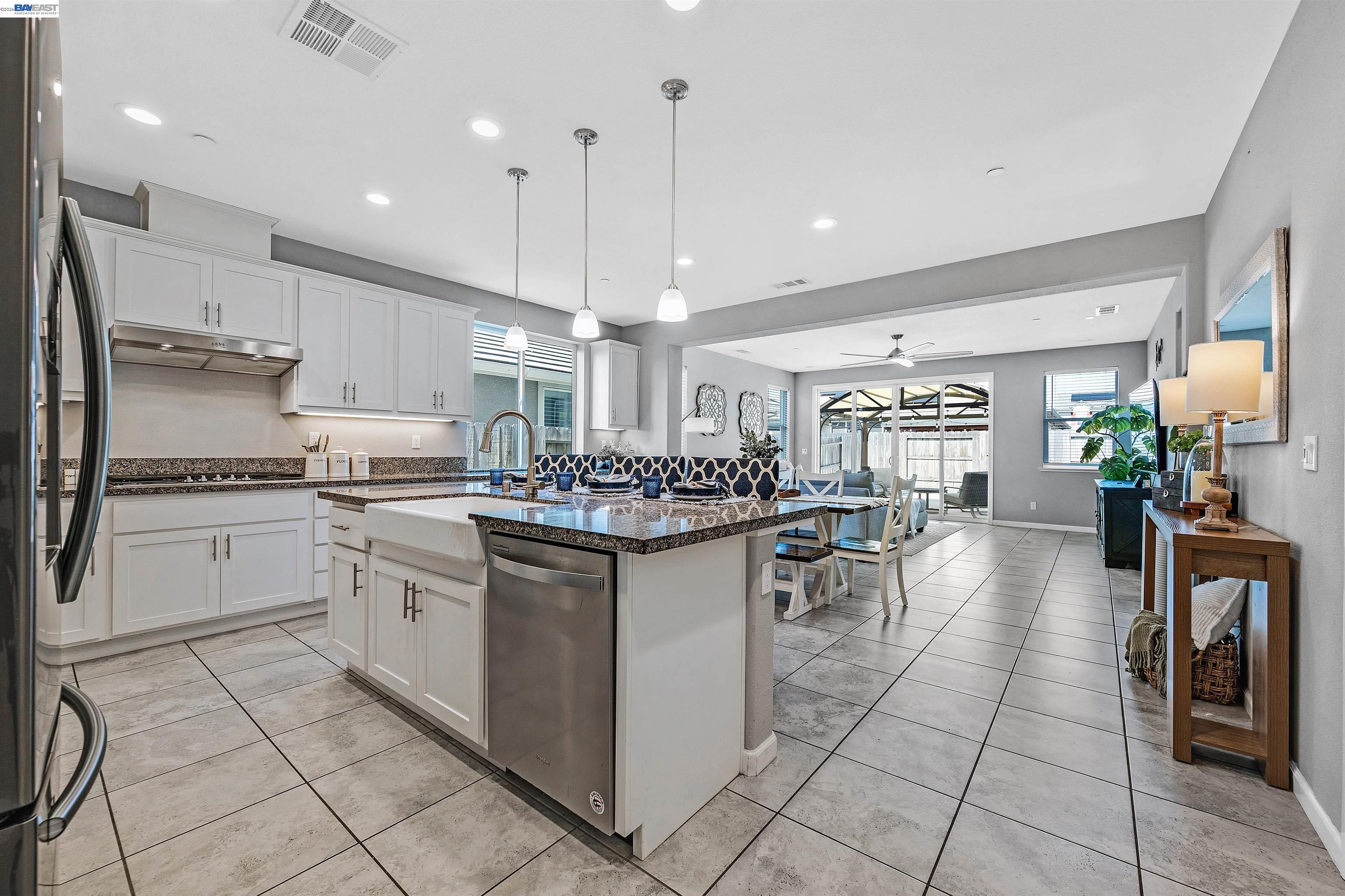 Detail Gallery Image 5 of 48 For 1589 Friendly St, Manteca,  CA 95337 - 4 Beds | 3 Baths