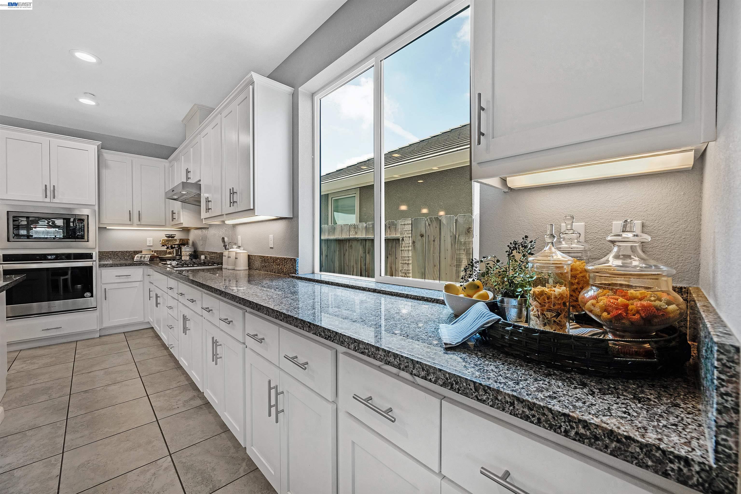 Detail Gallery Image 8 of 40 For 1589 Friendly St, Manteca,  CA 95337 - 4 Beds | 3 Baths