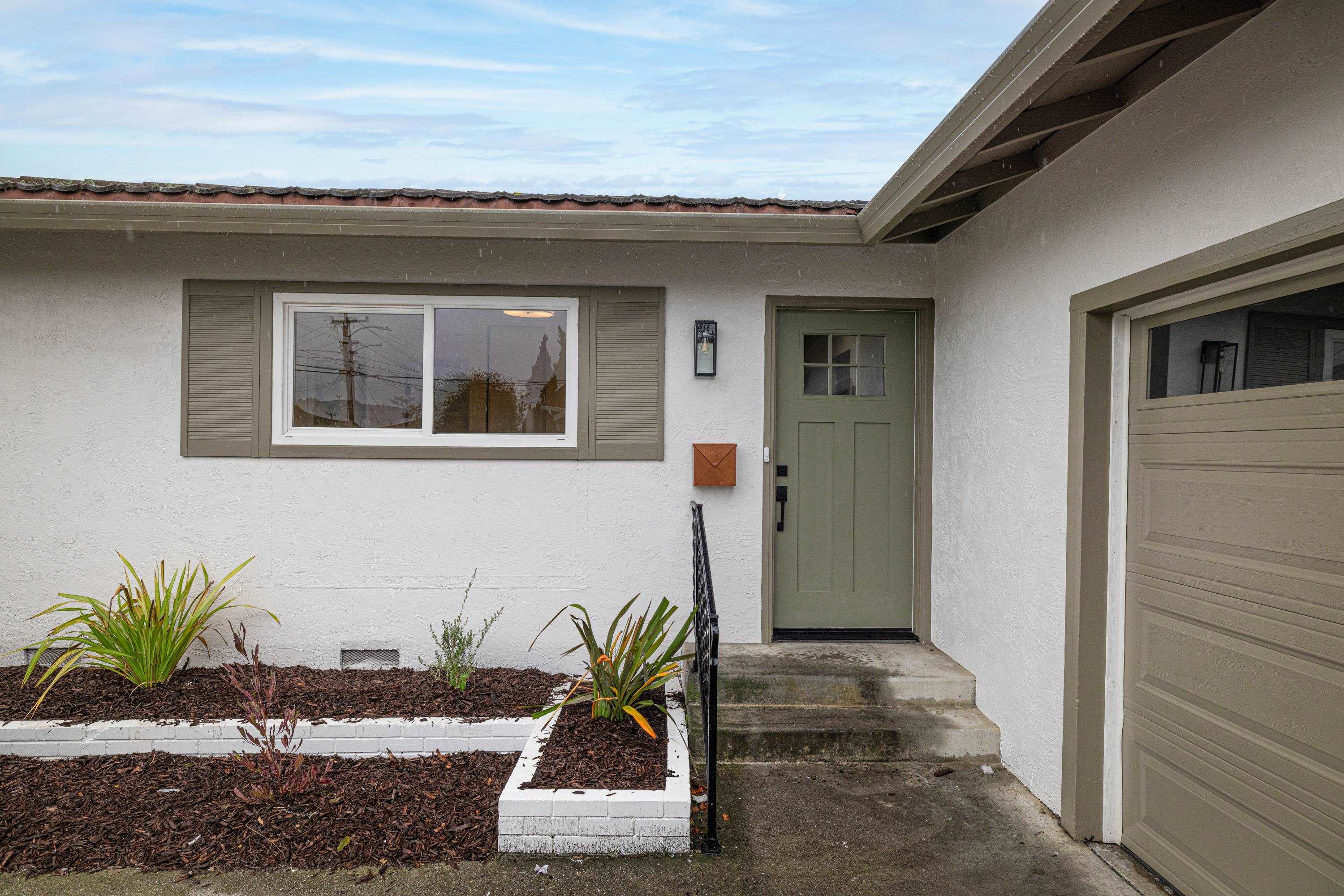 Detail Gallery Image 4 of 20 For 14381 Trinidad Rd, San Leandro,  CA 94577 - 3 Beds | 2 Baths