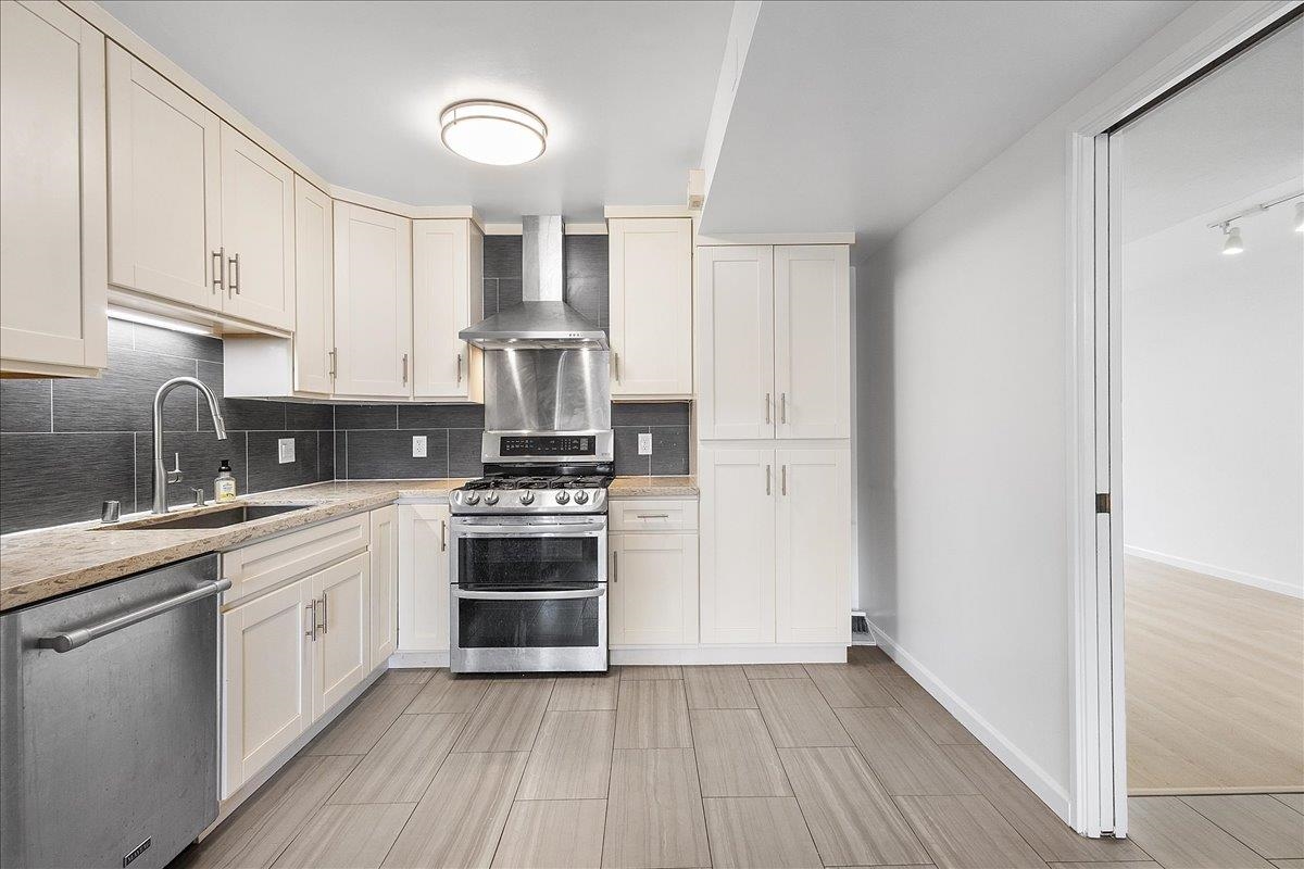 Detail Gallery Image 7 of 25 For 1141 Verdemar Dr, Alameda,  CA 94502 - 4 Beds | 2/1 Baths