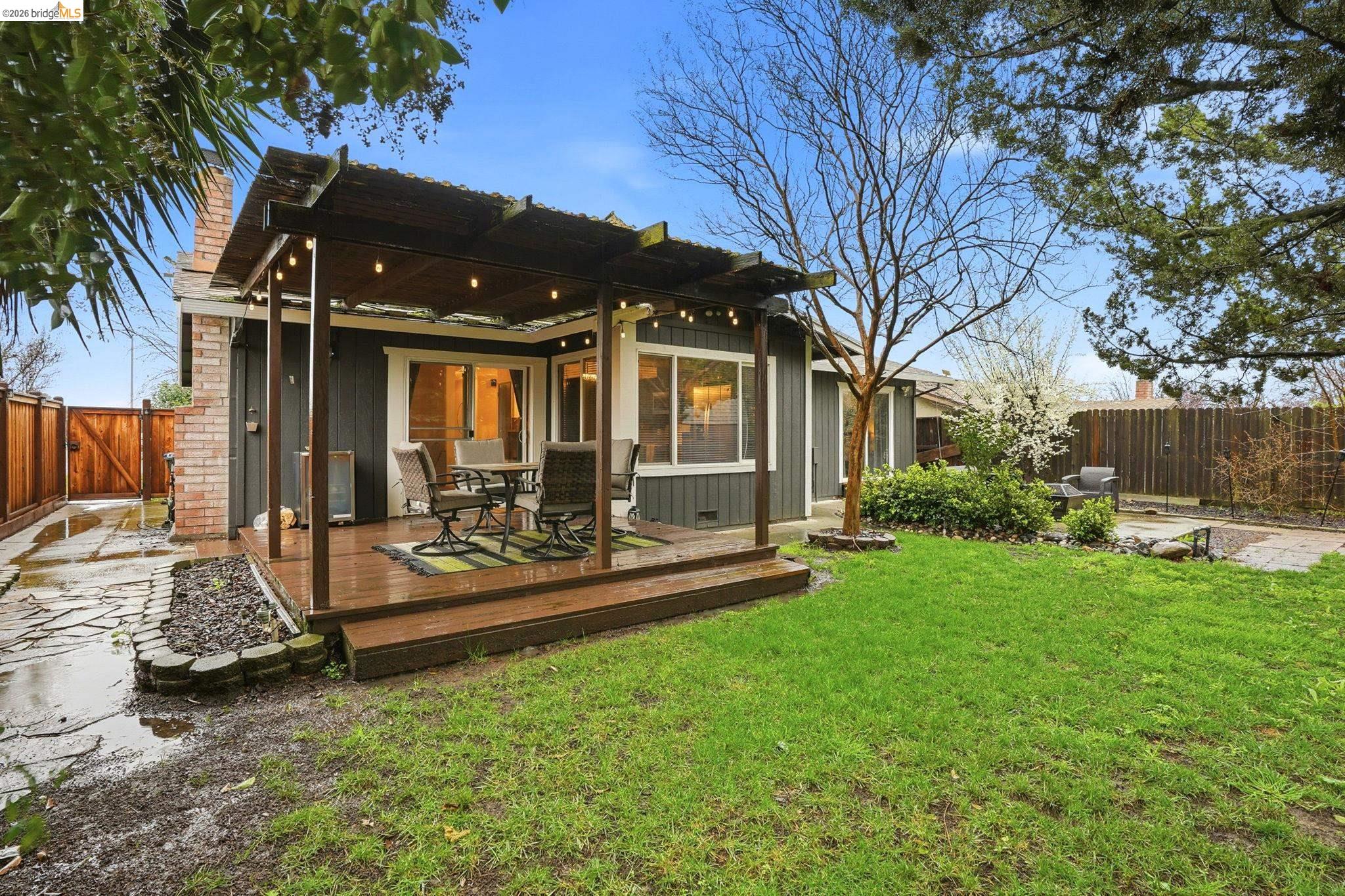 Detail Gallery Image 4 of 33 For 23 Shasta Dr, Rio Vista,  CA 94571-1511 - 3 Beds | 2 Baths