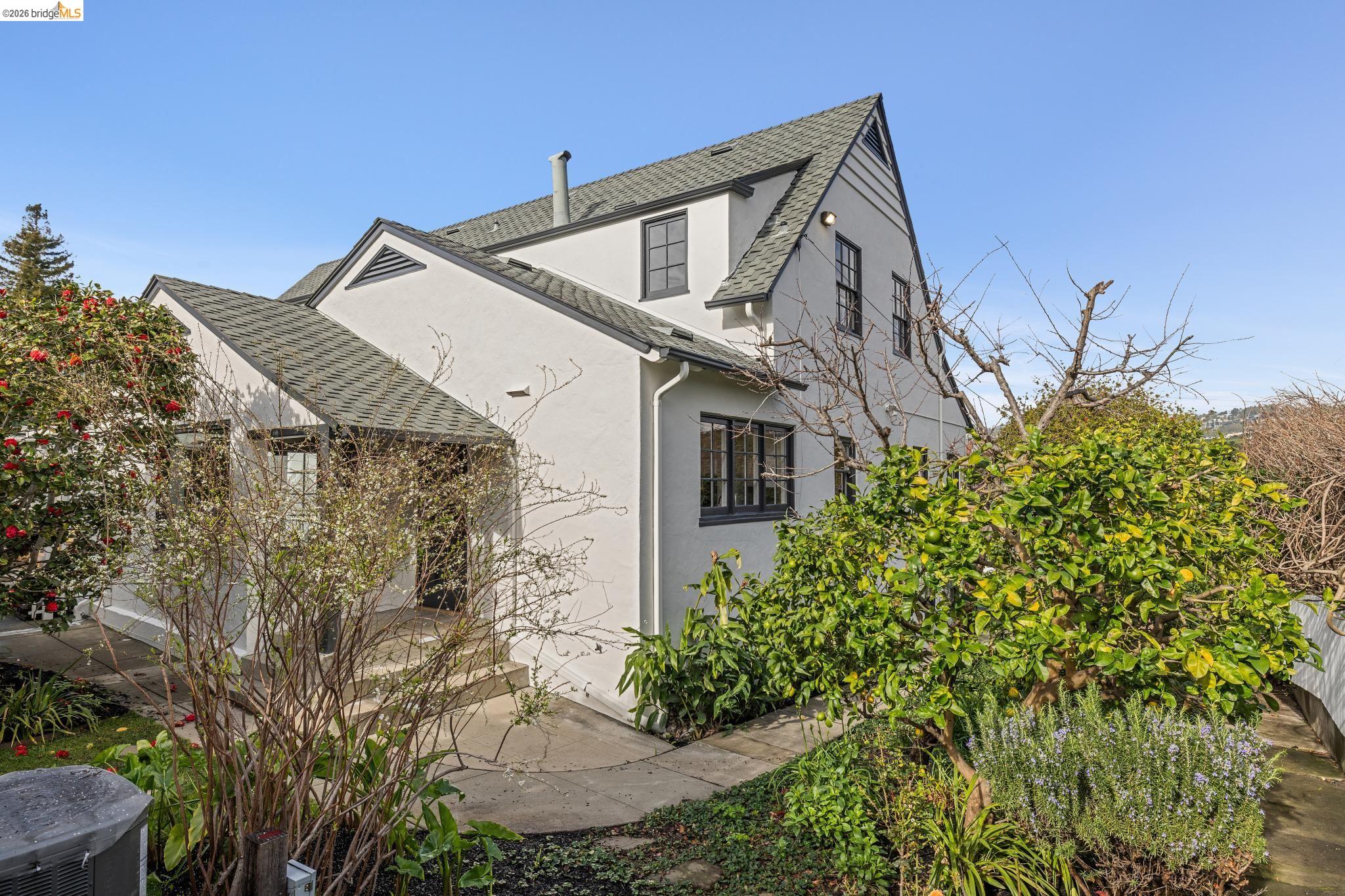 Detail Gallery Image 36 of 59 For 15 Olive Ave, Piedmont,  CA 94611 - – Beds | – Baths