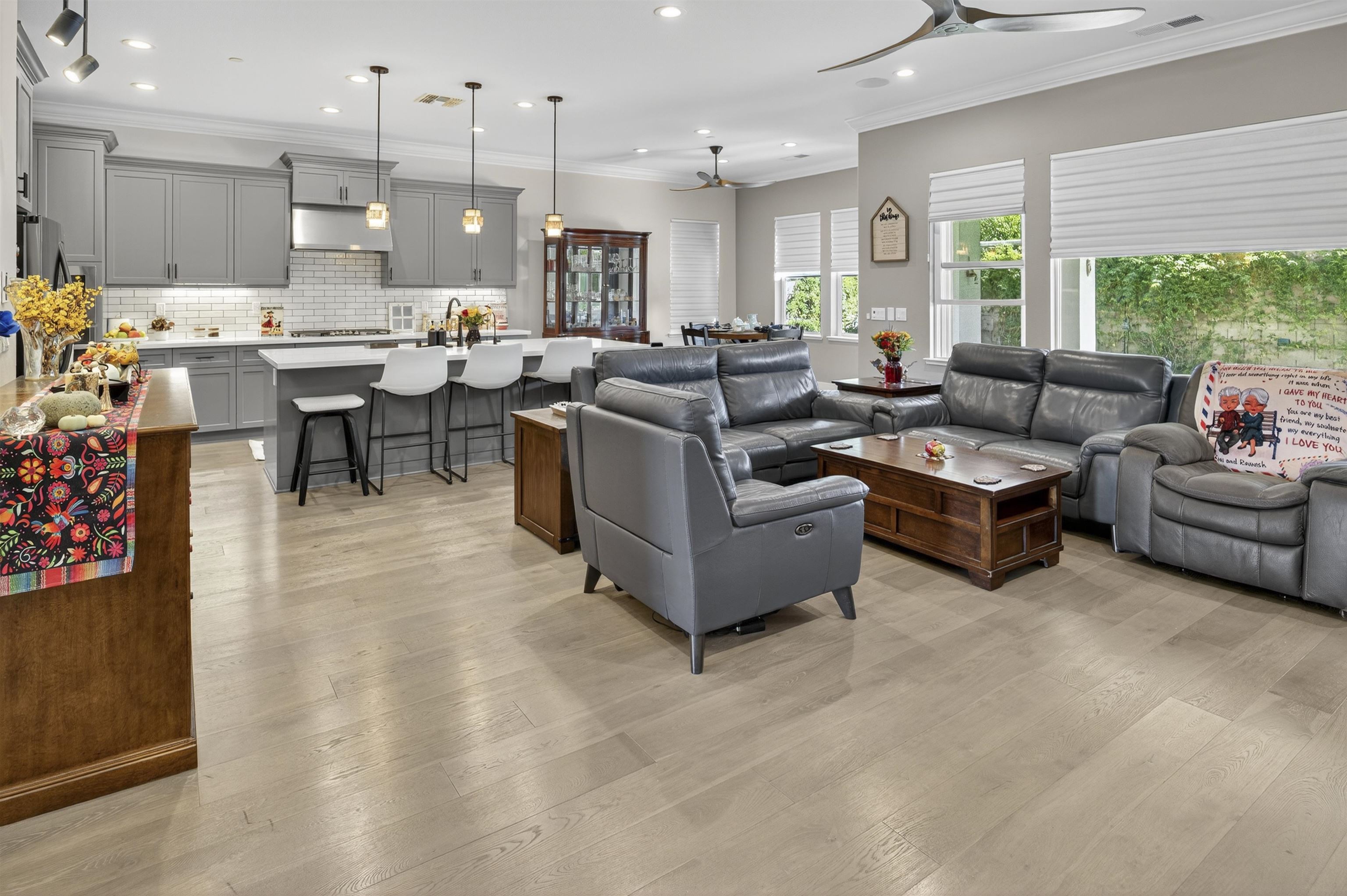 Detail Gallery Image 6 of 47 For 1560 Empire, Lodi,  CA 95242 - 3 Beds | 3 Baths