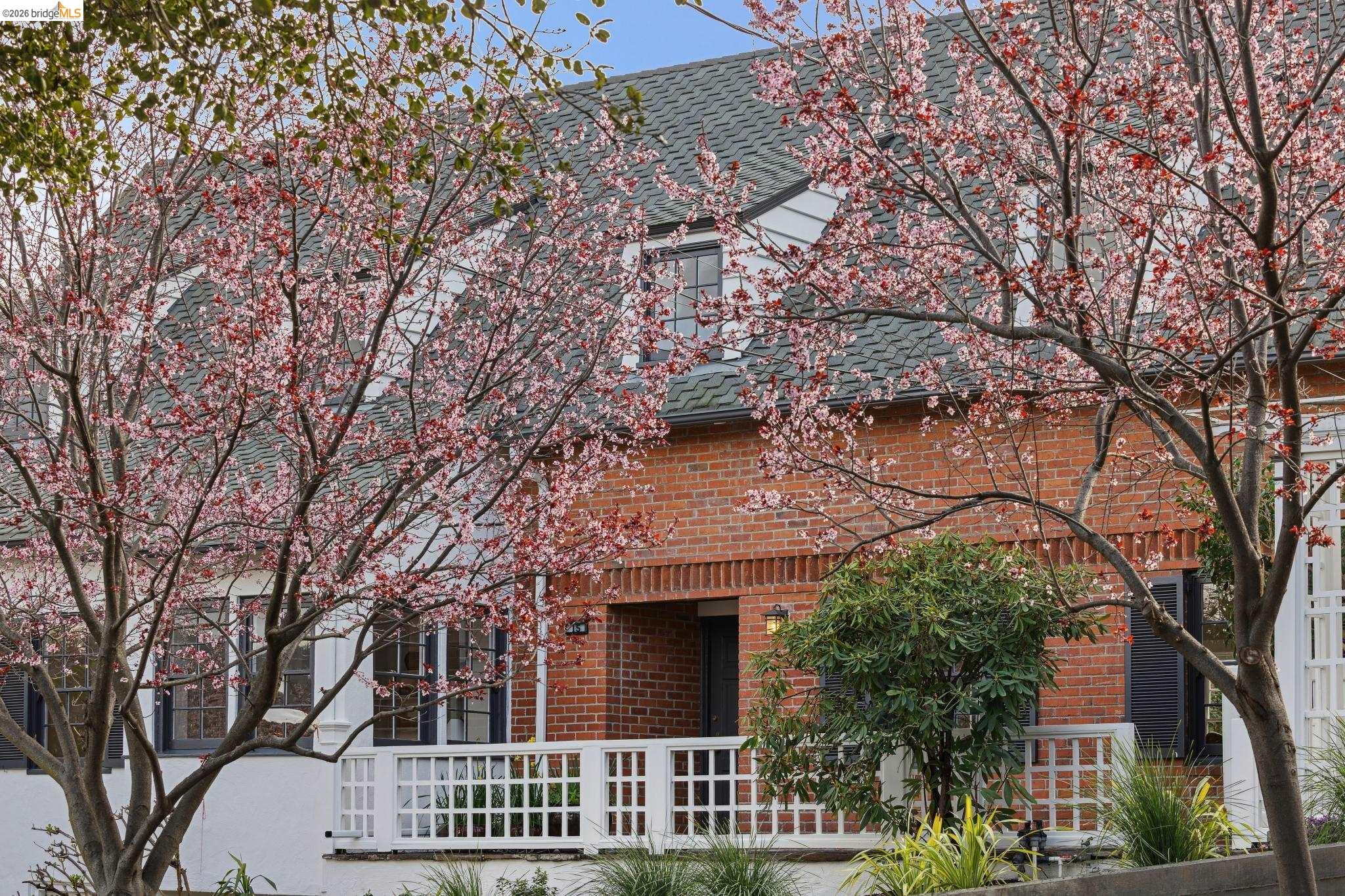 Detail Gallery Image 2 of 60 For 15 Olive Ave, Piedmont,  CA 94611 - 5 Beds | 4/1 Baths