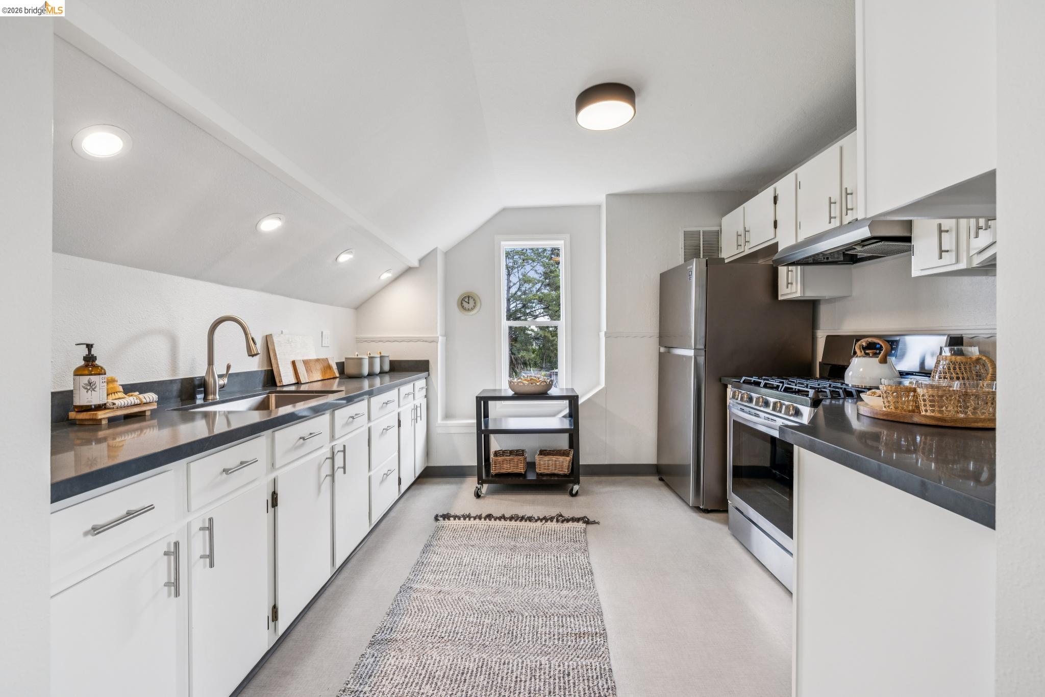 Detail Gallery Image 43 of 60 For 15 Olive Ave, Piedmont,  CA 94611 - 5 Beds | 4/1 Baths